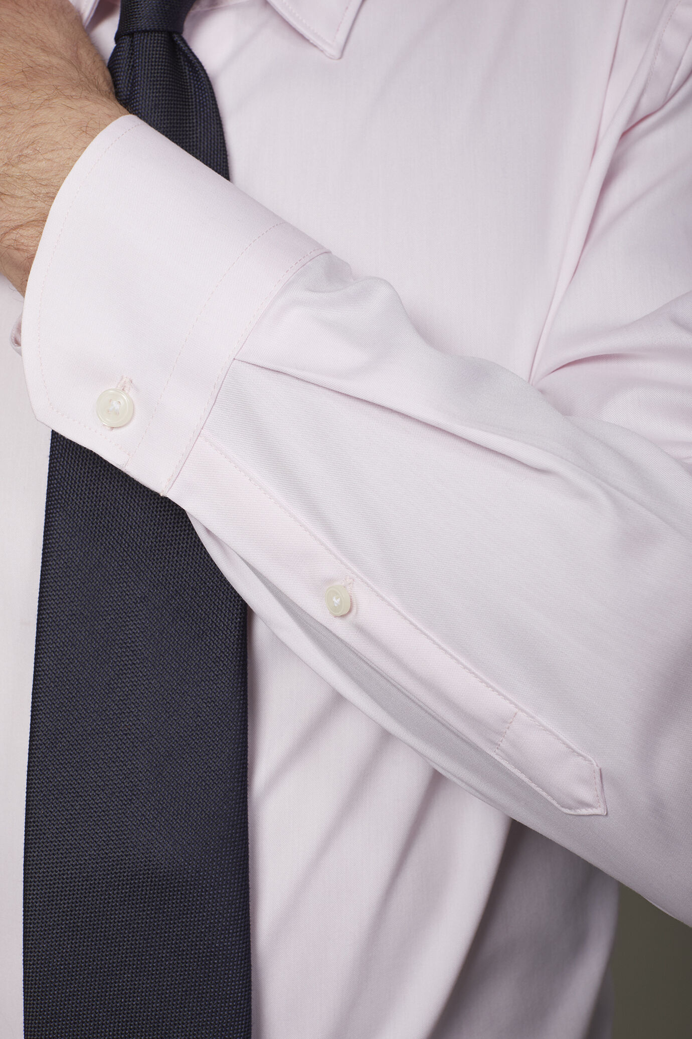 Einfarbiges Herrenhemd mit klassischem Kragen aus 100 % Oxford-Baumwolle in normaler Passform image number 4