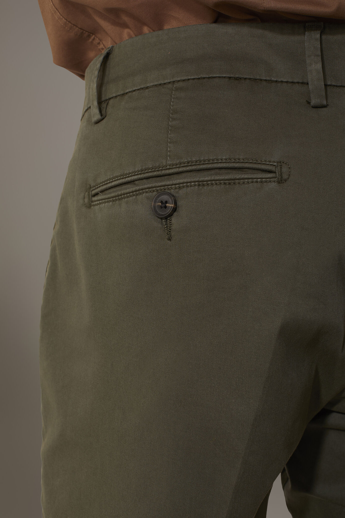 Classic Bermuda shorts twill construction image number 3