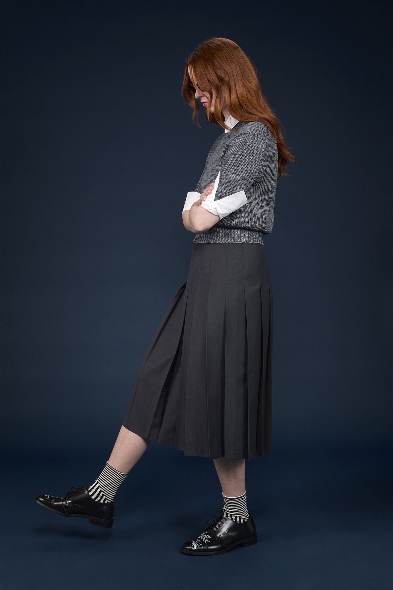 Women's plain pleated midi skirt in a regular fit with a zip image number 0
