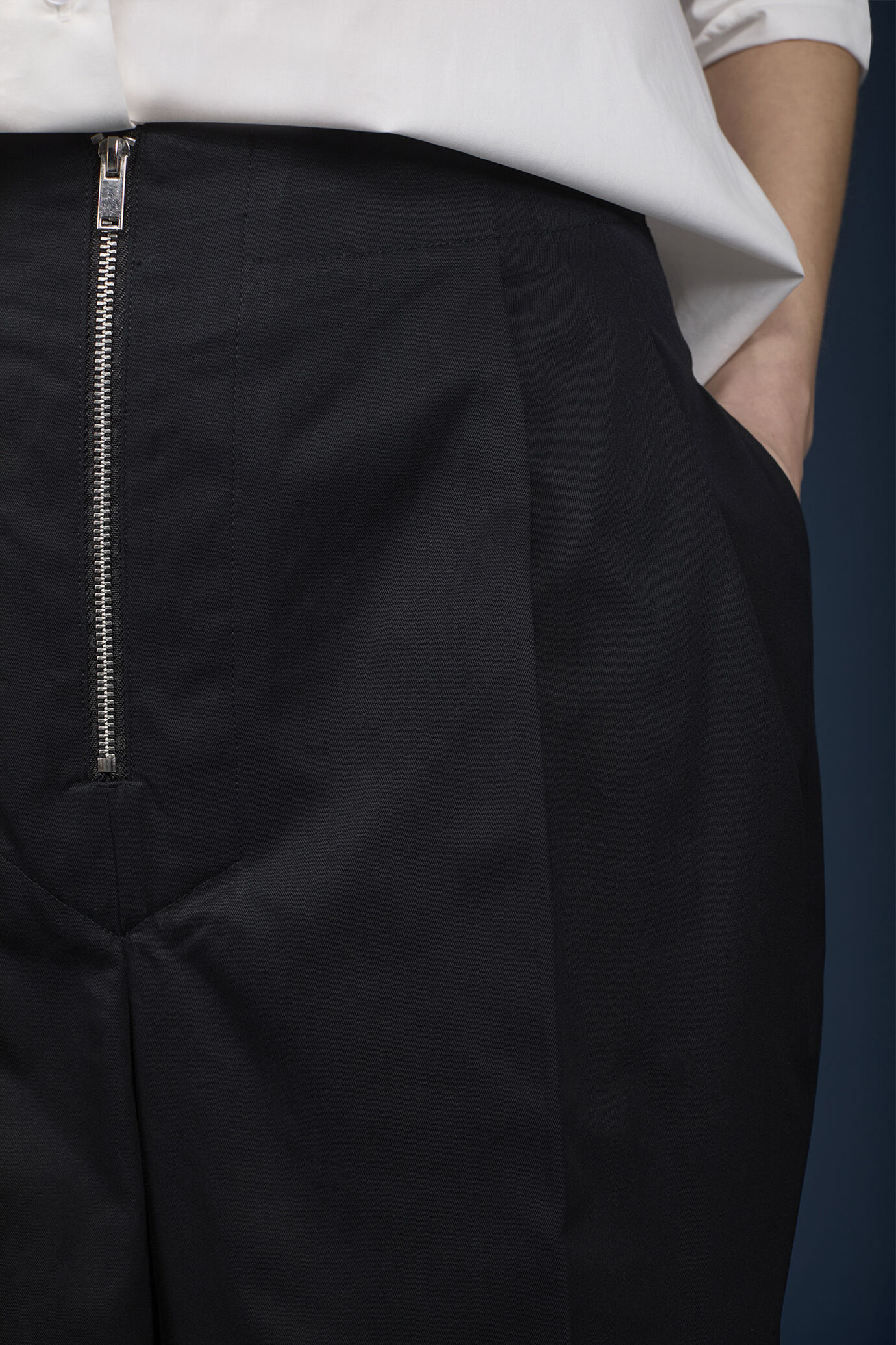 Pantalon carotte femme, modèle large à la taille avec zip apparent, 100 % coton image number 3