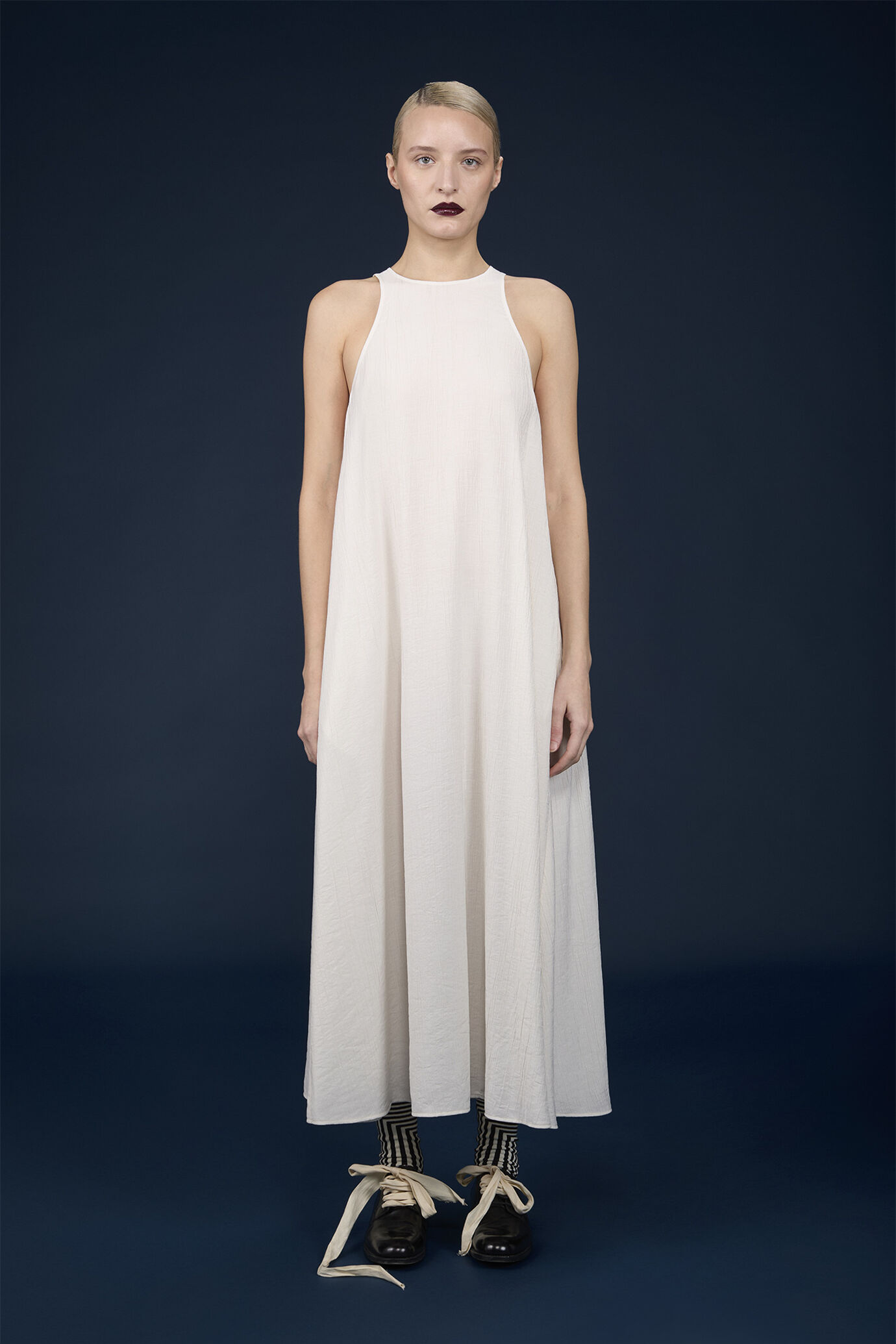 Langes Damenkleid aus leichtem Stoff mit tiefem Rundhalsausschnitt