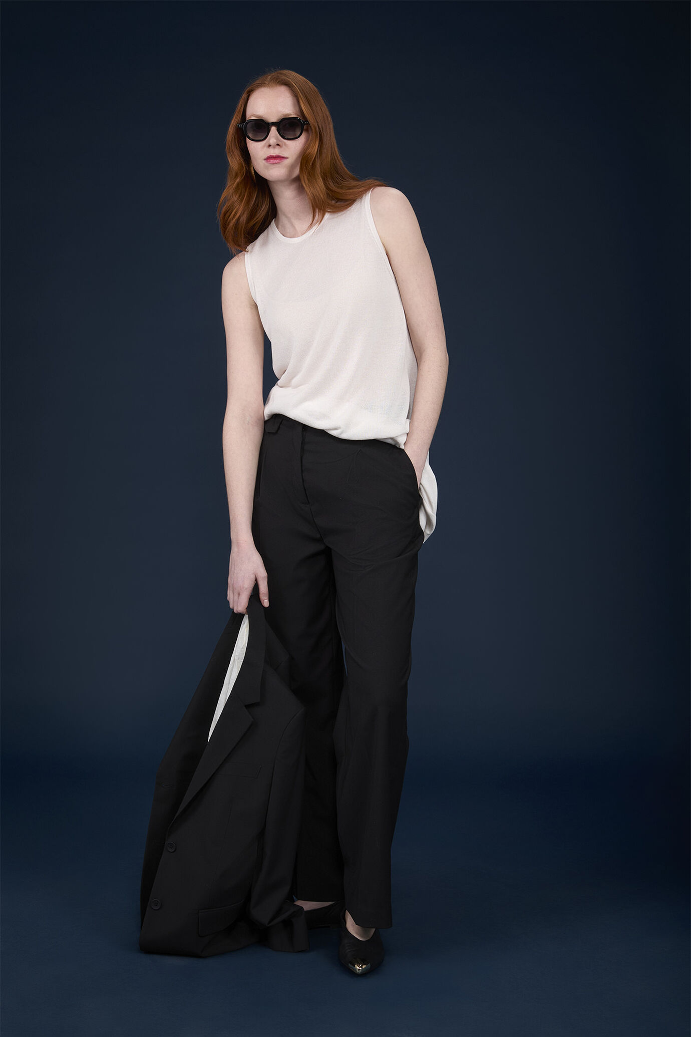 Pantalone donna dal fit morbido con dettaglio del flap sotto cintura image number 0
