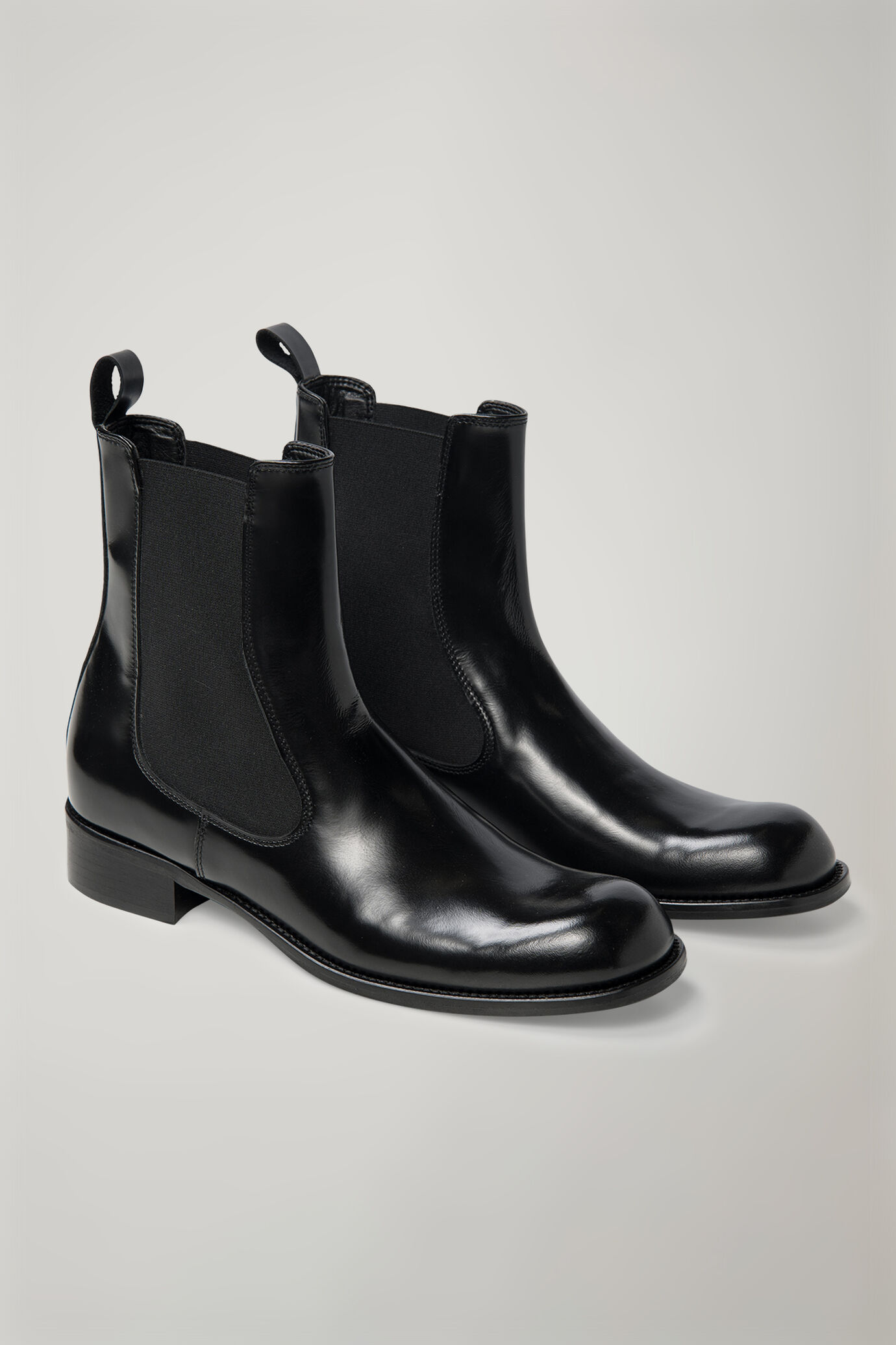 Women's 100% leather chelsea boots with thunit bottom
