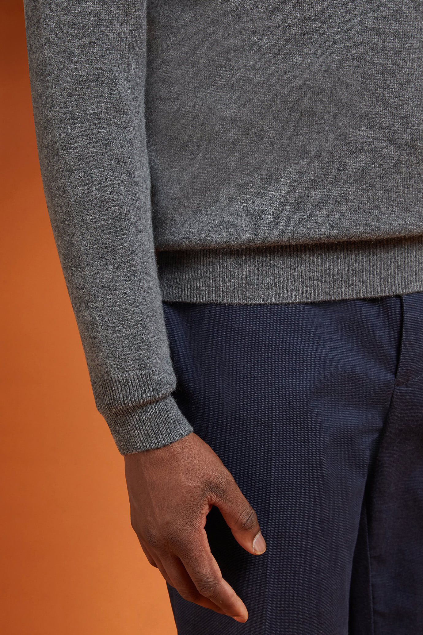Men's regular fit crew neck jumper in 100% cashmere image number 2