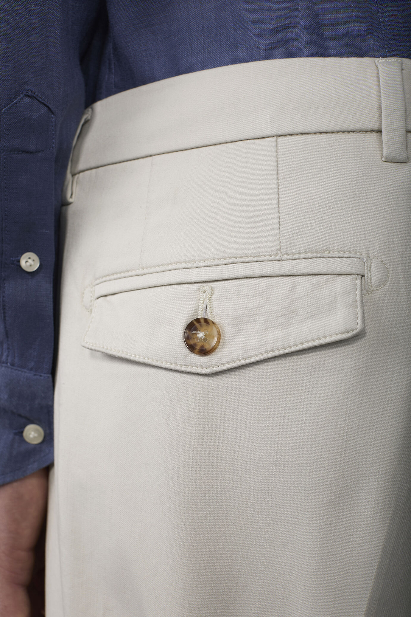 Pantalone uomo capri con pinces image number 3