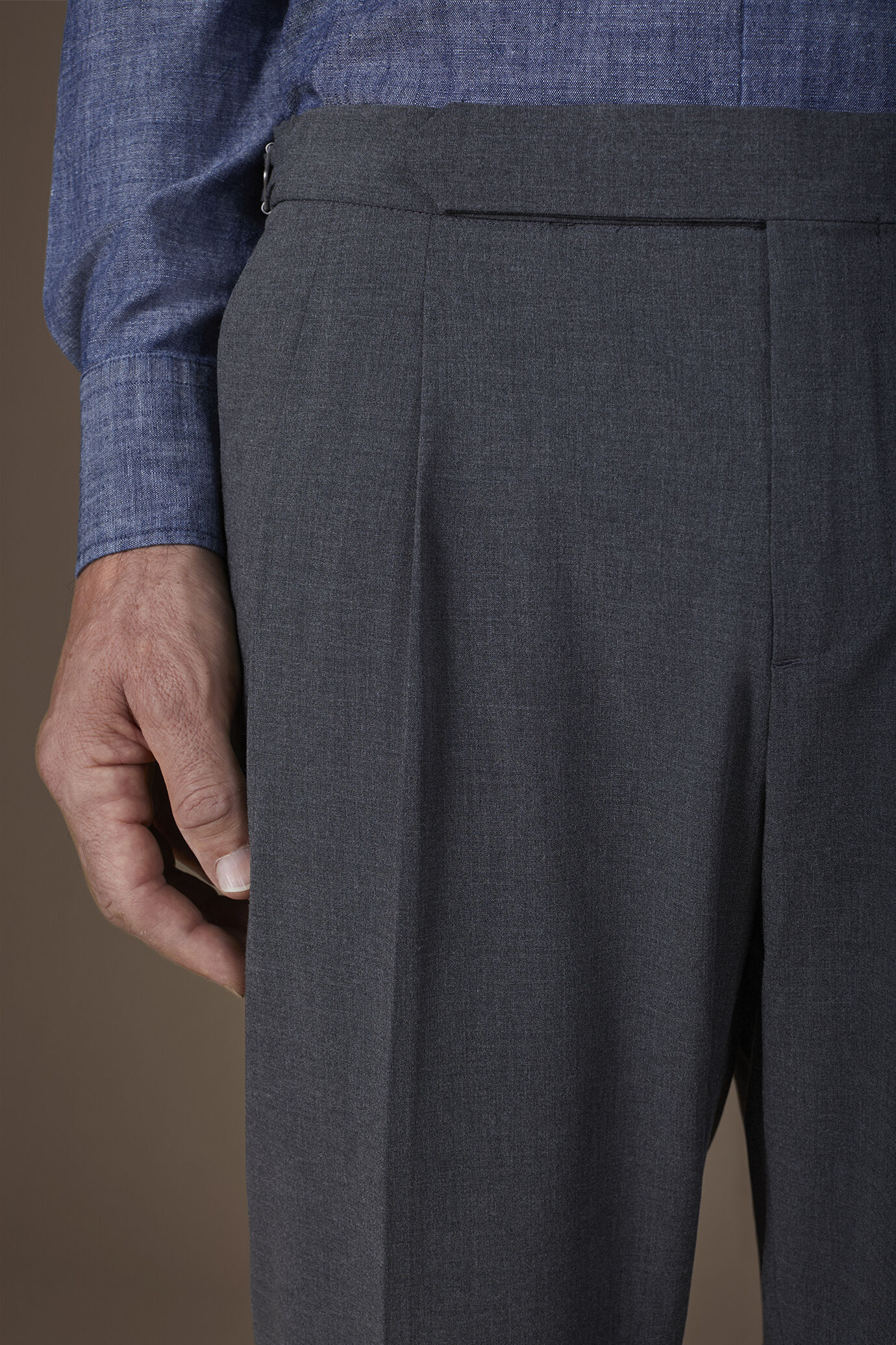 Pantalone uomo con doppia pinces e fibbie laterali image number 2