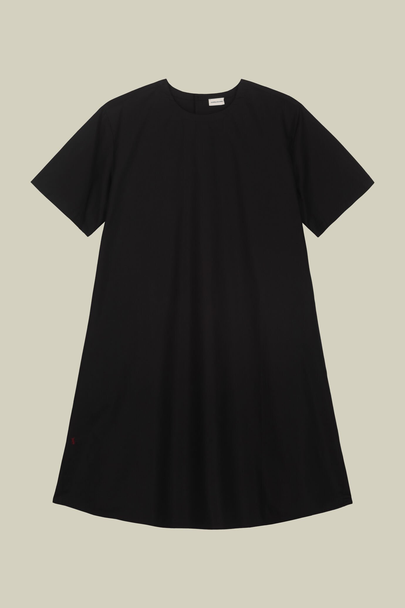 Kurzes, ausgestelltes Damenkleid mit kurzen Ärmeln und Seitentaschen