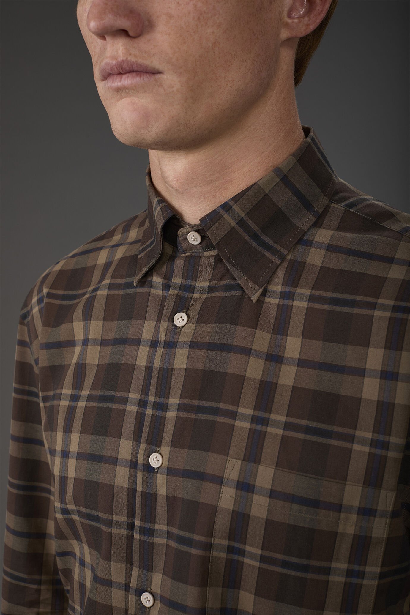 Herren-Freizeithemd mit verdecktem Button-Down-Kragen aus gewaschenem Musselin-Gewebe mit Karomuster