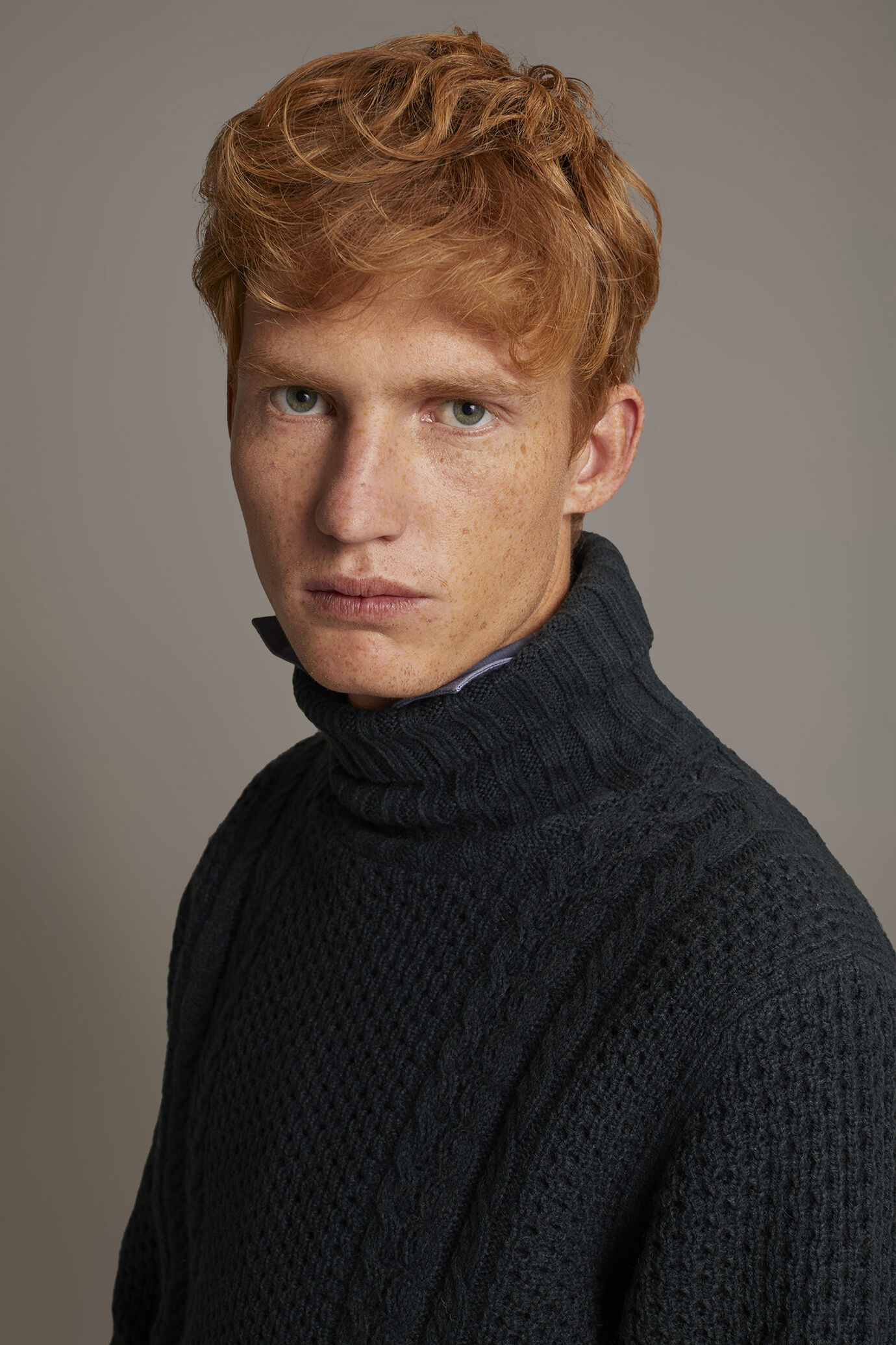 Wool blend turtleneck sweater with honeycomb heavy knitting image number 2