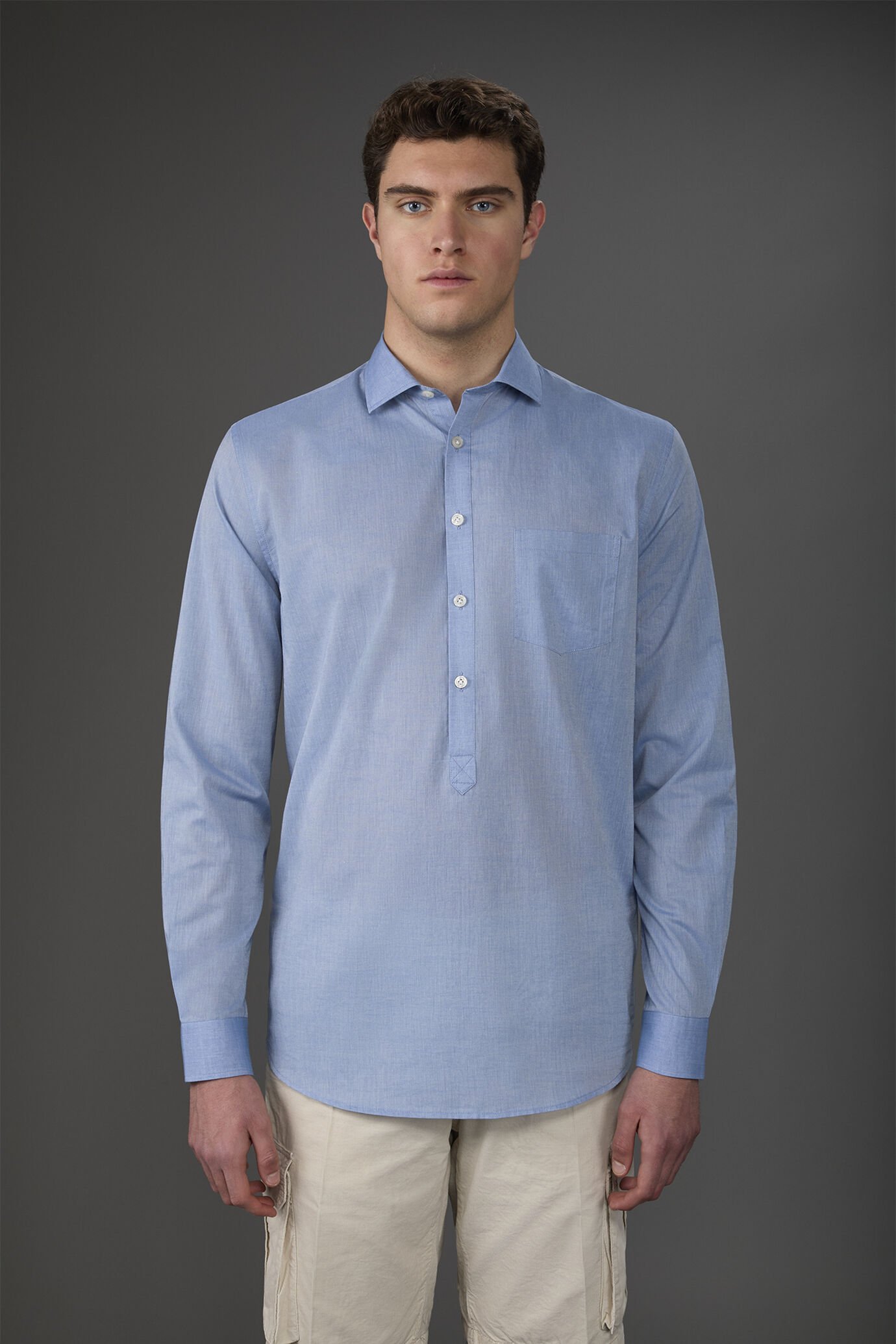 Chemise homme décontractée à boutons cachés, confectionnée dans un tissu en mousseline lavée