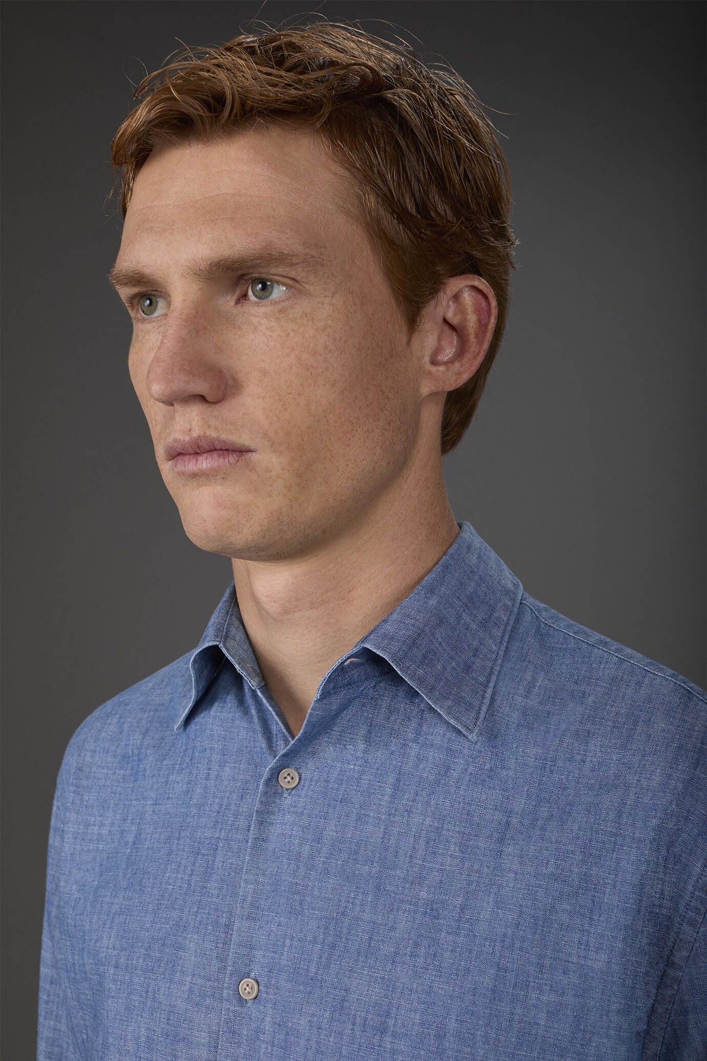 Chemise décontractée pour homme à col classique, tissu chambray image number 1