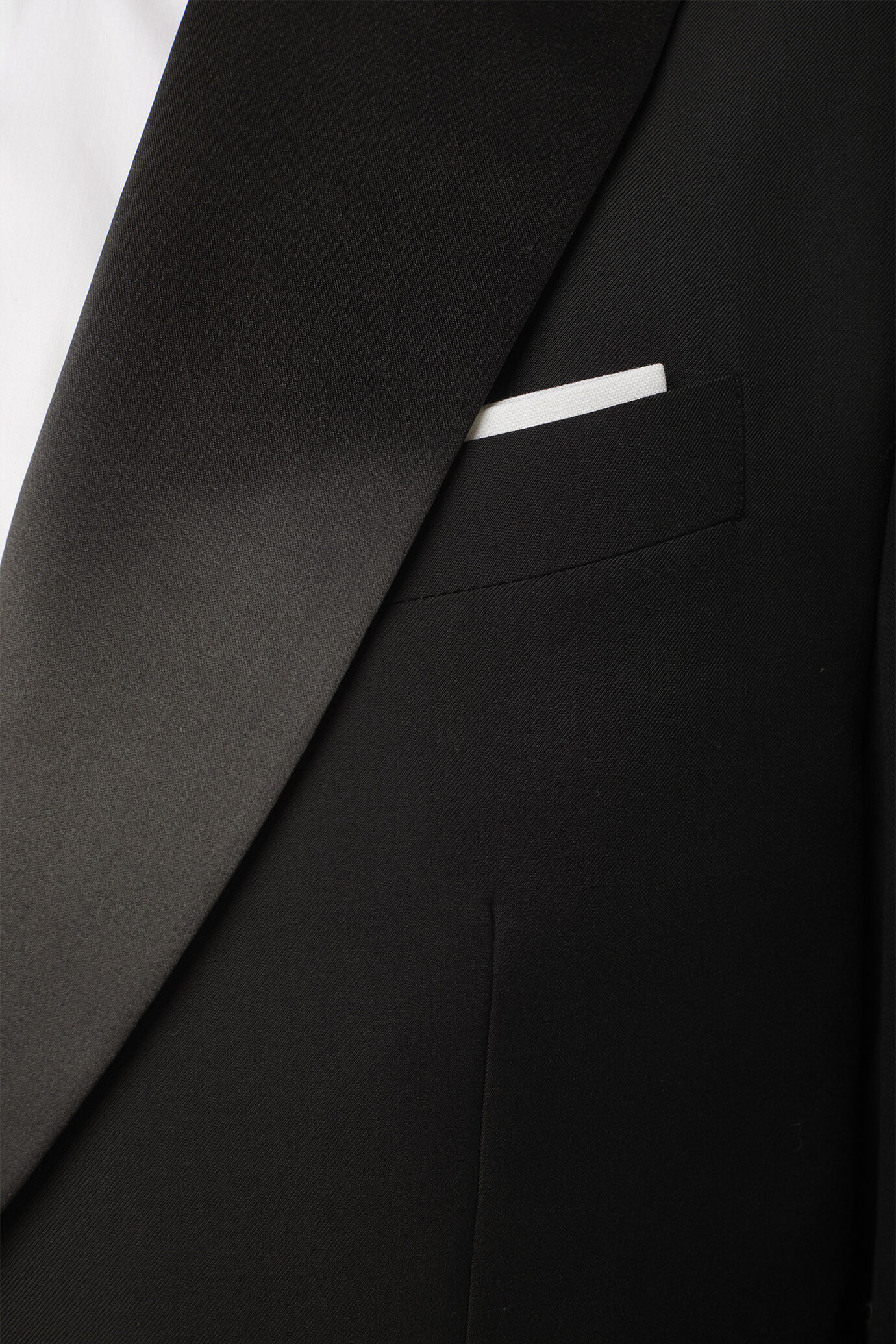 Einreihiger Smoking f&uuml;r Herren aus Twill-Stoff mit regul&auml;rer Passform image number 2