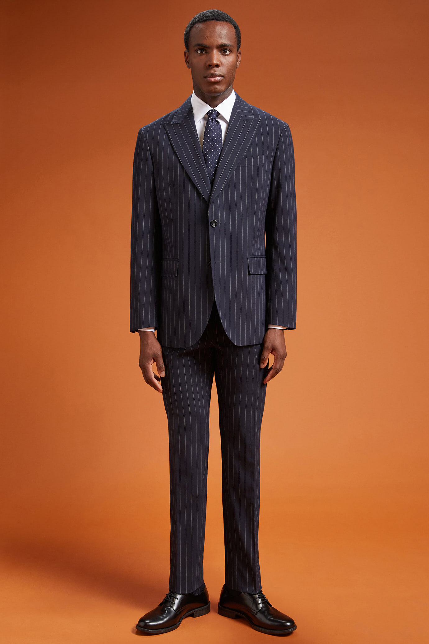 Abito uomo monopetto con giacca classica con rever a lancia in tessuto gessato regular fit image number 0