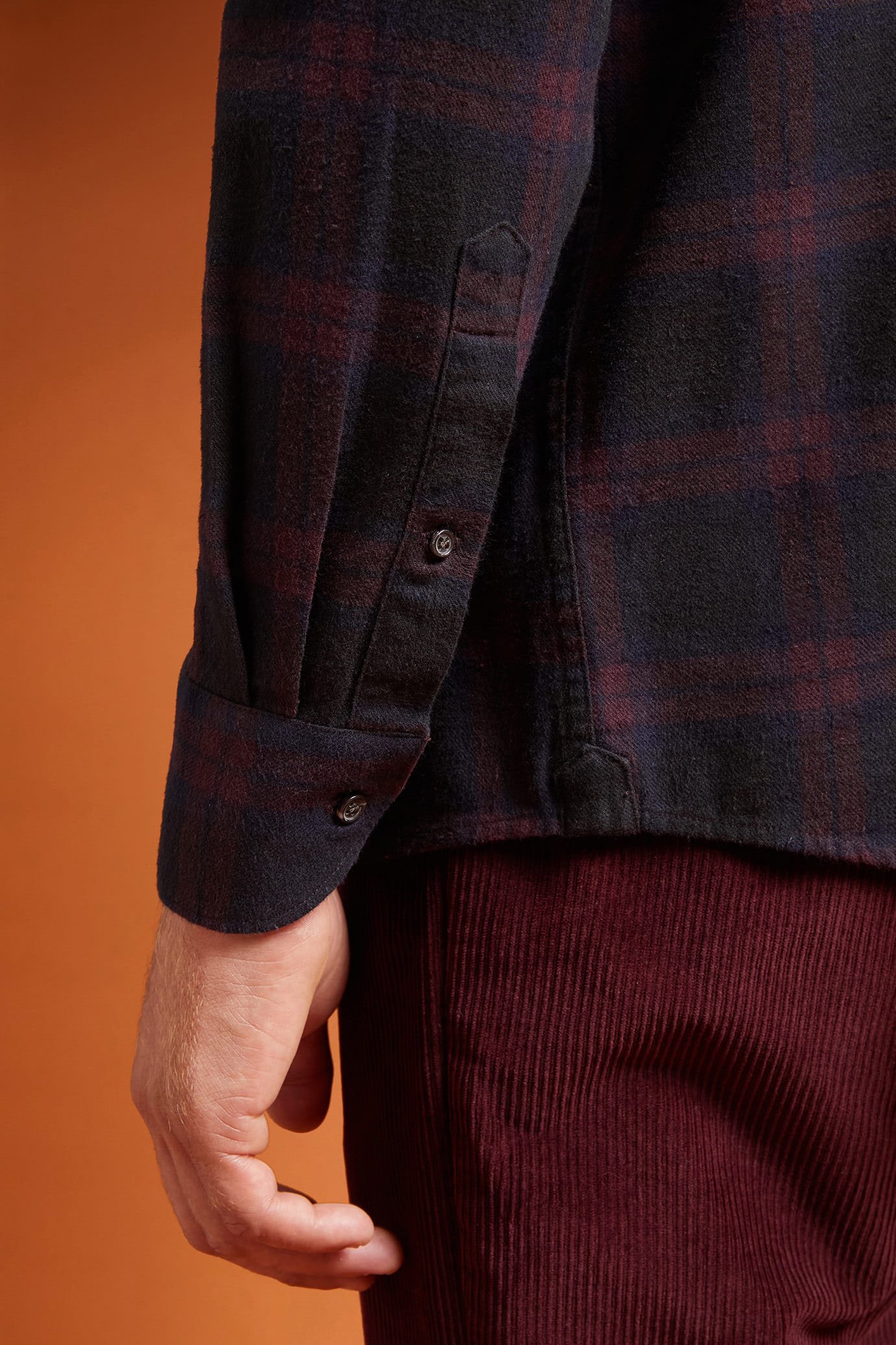 Men's comfort fit casual shirt with a classic collar in 100% cotton checked flannel image number 2