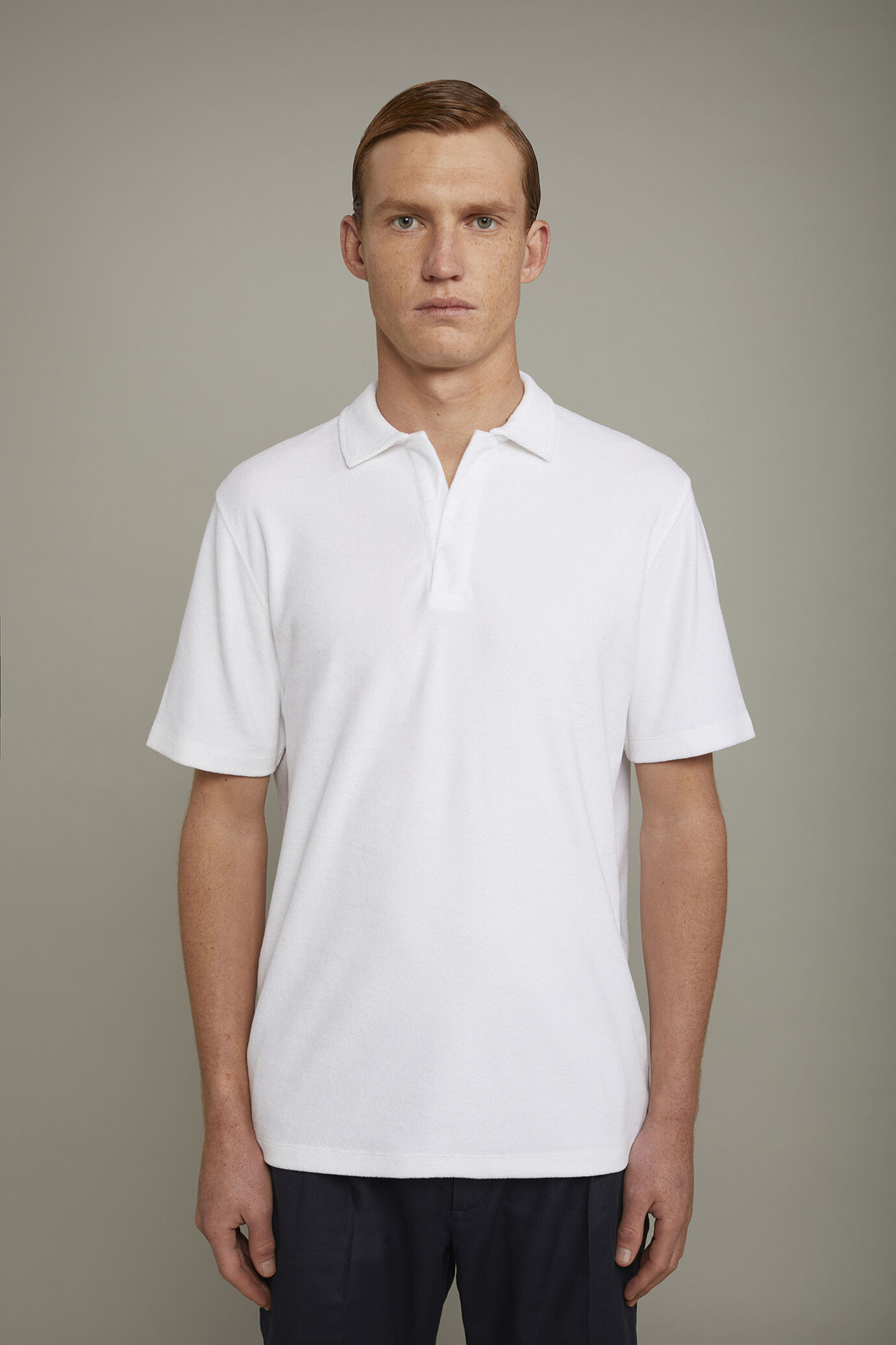 Kurzärmeliges Herren-Poloshirt mit Derby-Kragen aus Frottee in normaler Passform image number 2