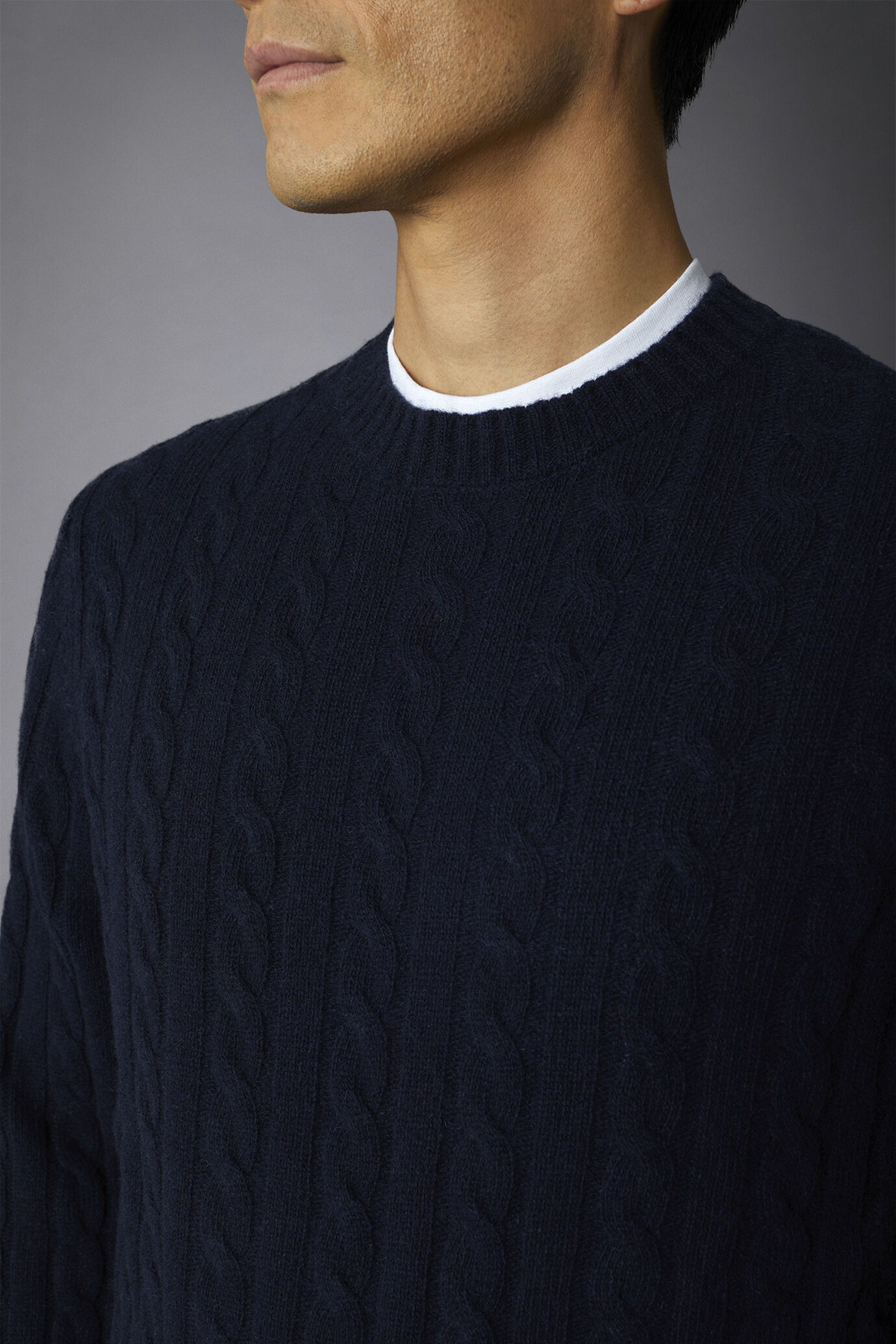 Maglia uomo a trecce girocollo in misto lana lambswool a regular fit image number 2