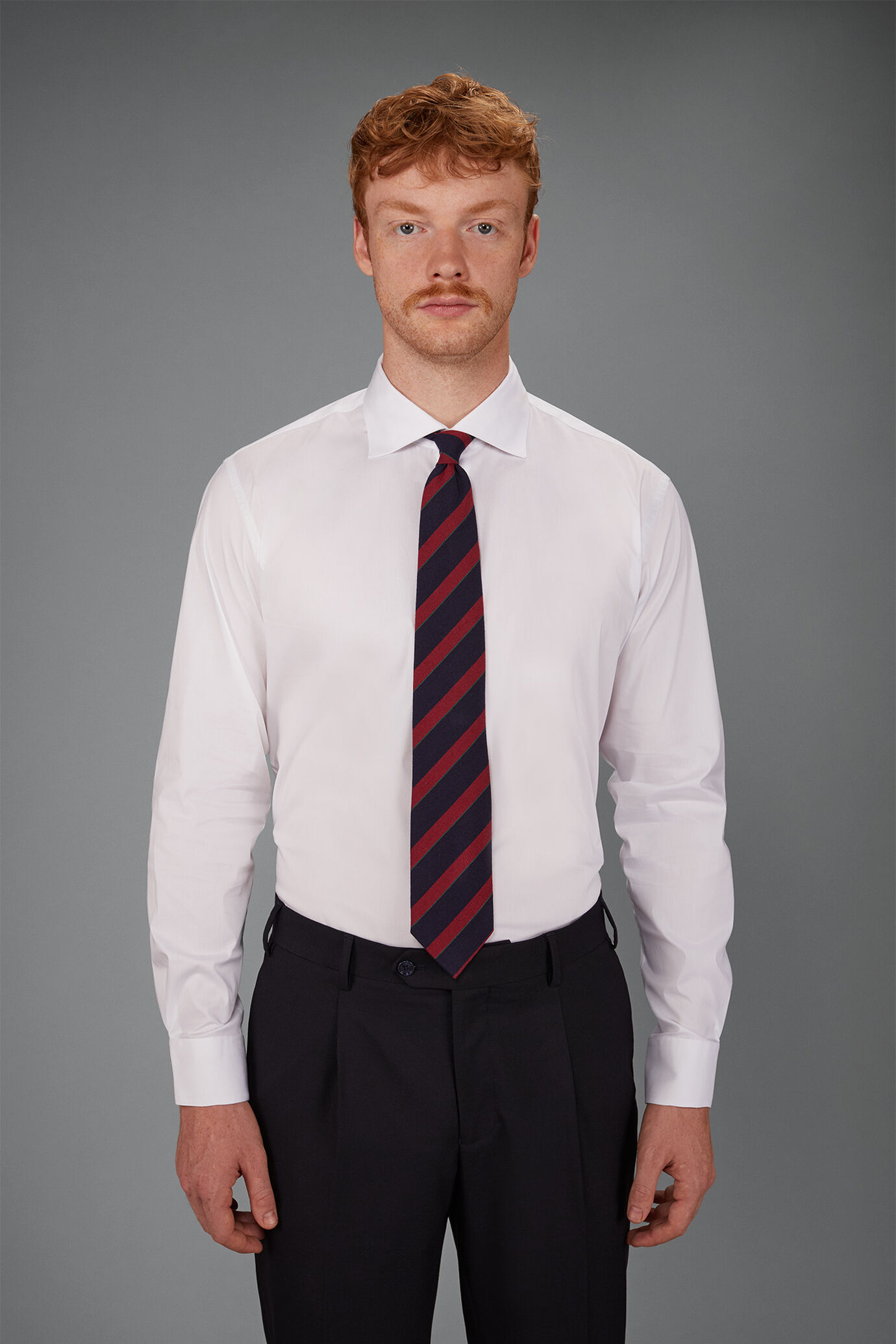 Camicia uomo collo classico tessuto tecnico leggermente elasticizzato adatta ai gemelli image number 1