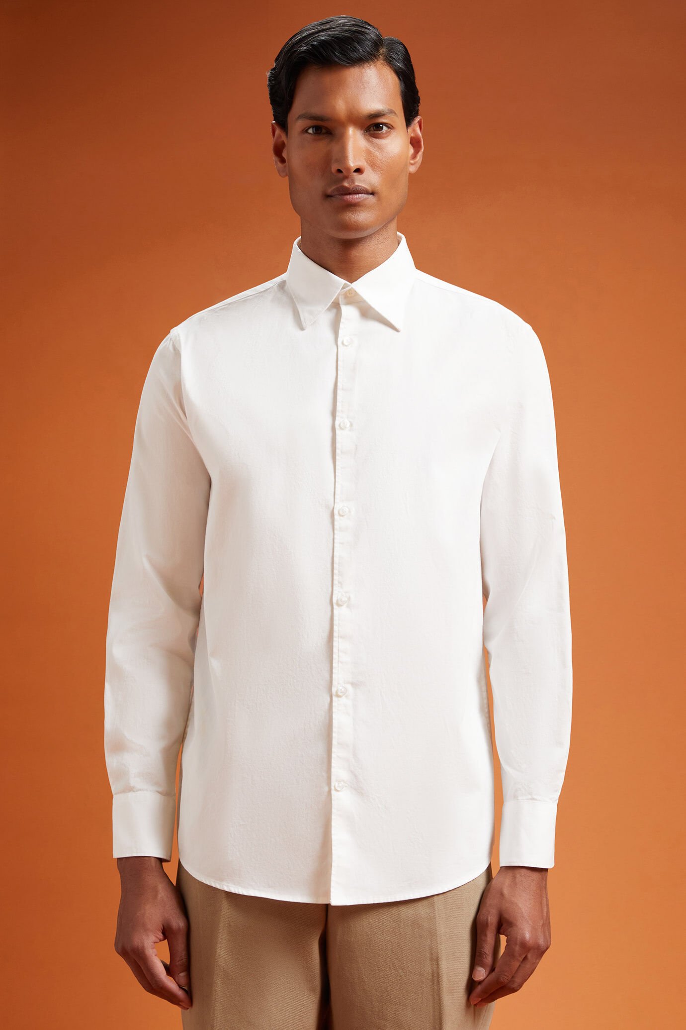 Chemise décontractée pour homme à col classique, 100% coton, en gabardine délavée unie, coupe confort image number 0