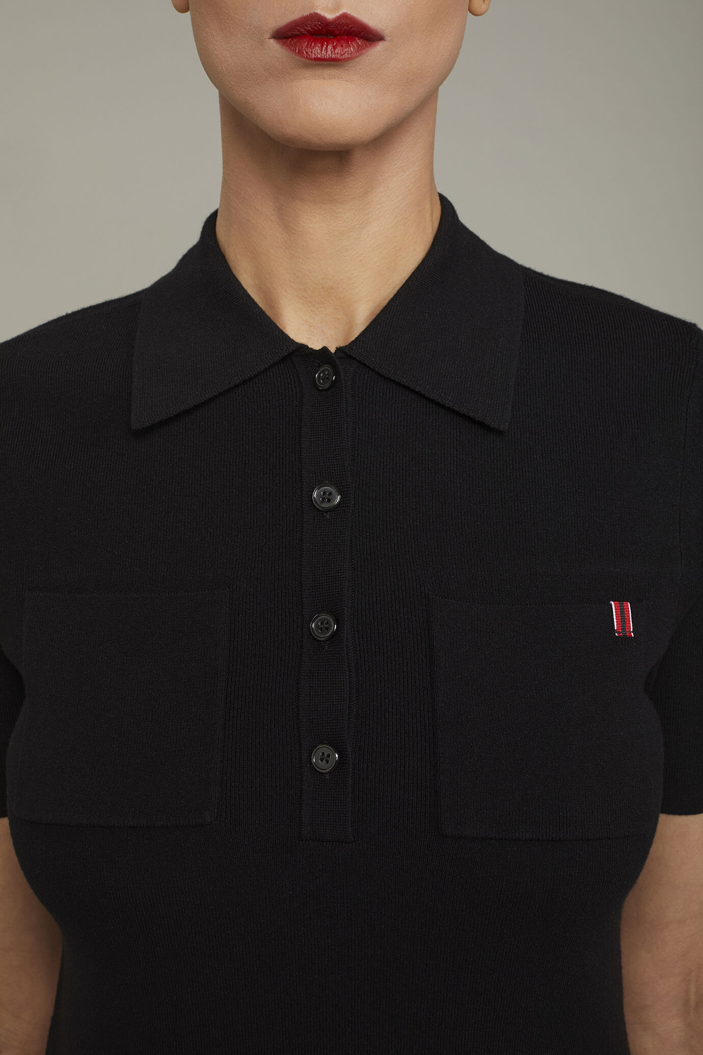Einfarbiges Damen-Poloshirt mit kurzen Ärmeln aus Strick image number 3