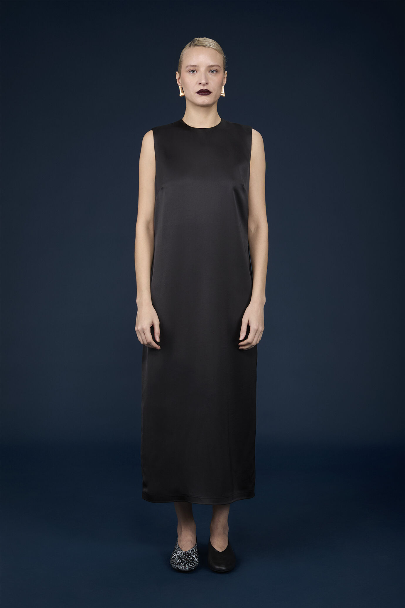 Langes Damenkleid mit Rundhalsausschnitt und Rückenöffnung image number 0
