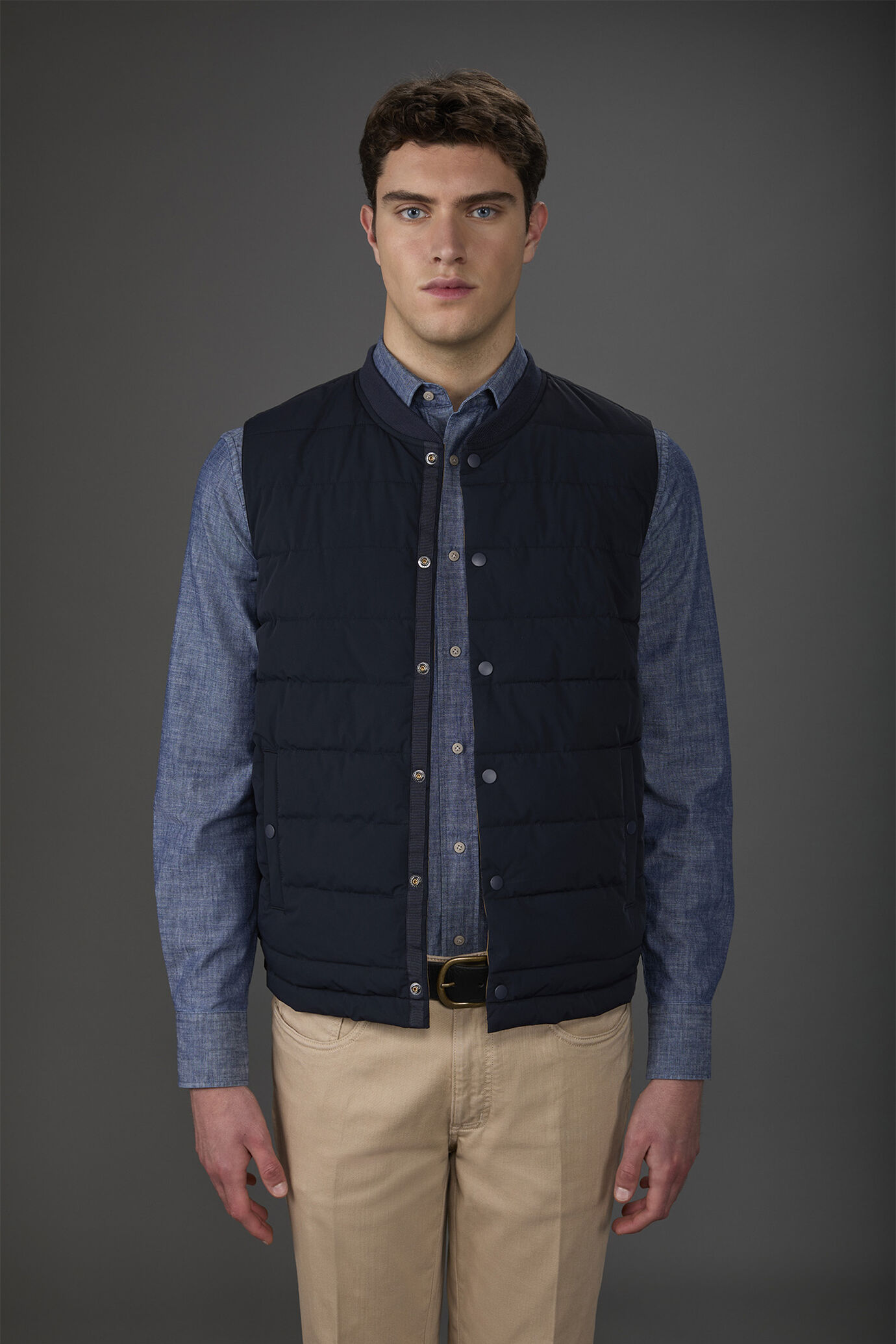 Men's reversible two-colour sleeveless vest with light padding image number 1