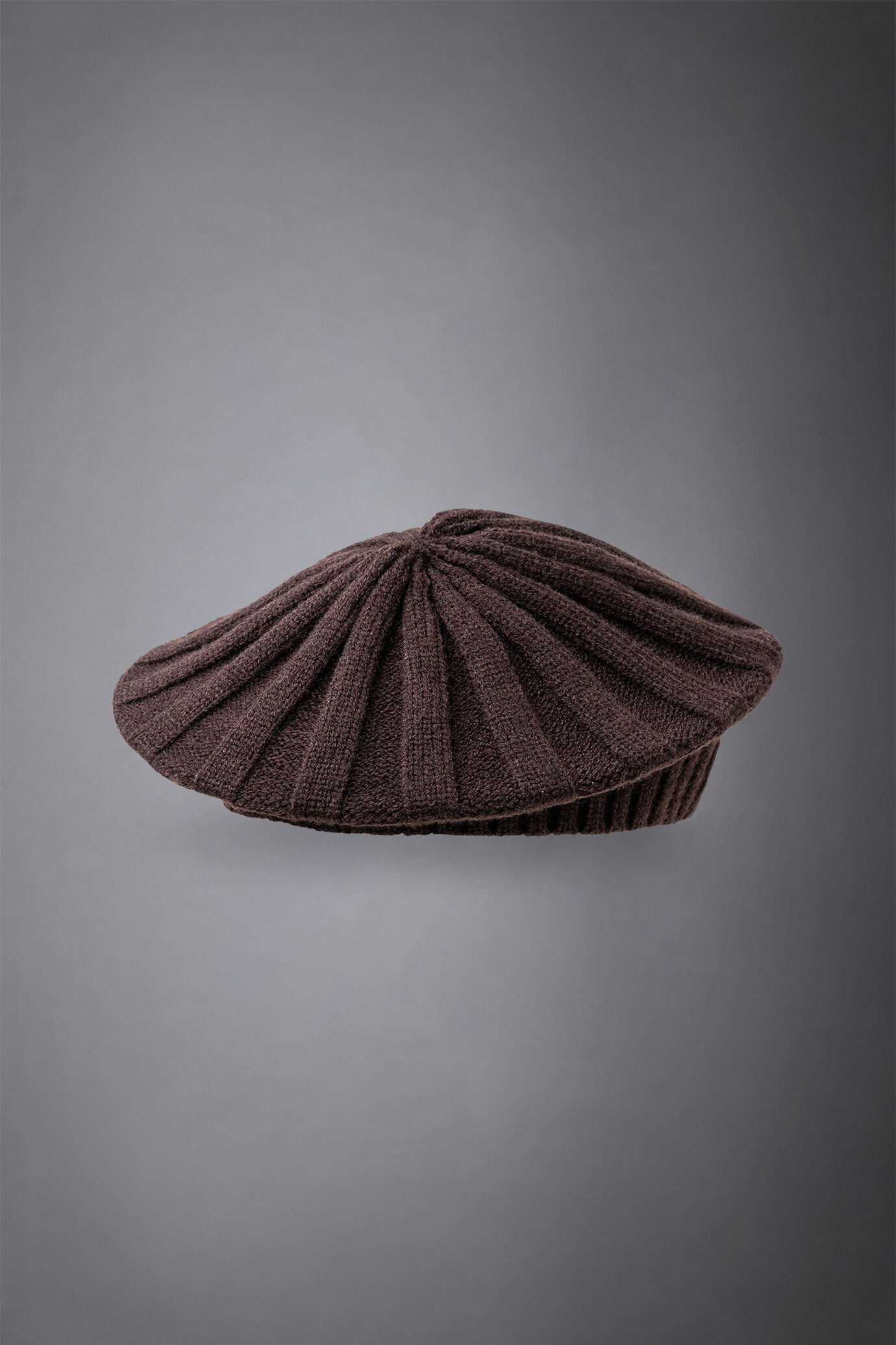 Women's solid-coloured knitted beret image number 1