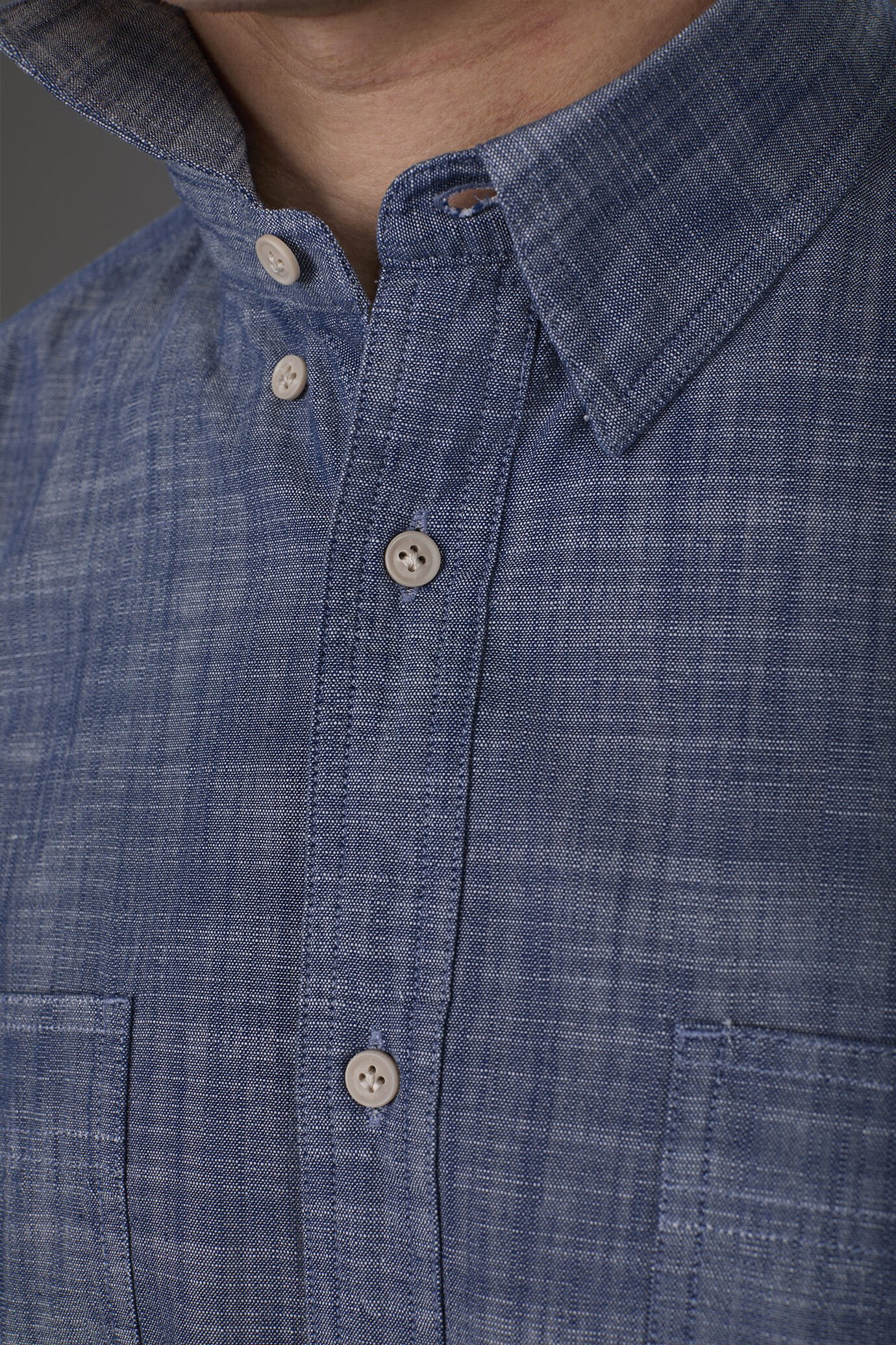 Chemise homme décontractée à boutons cachés, tissu en chambray image number 3