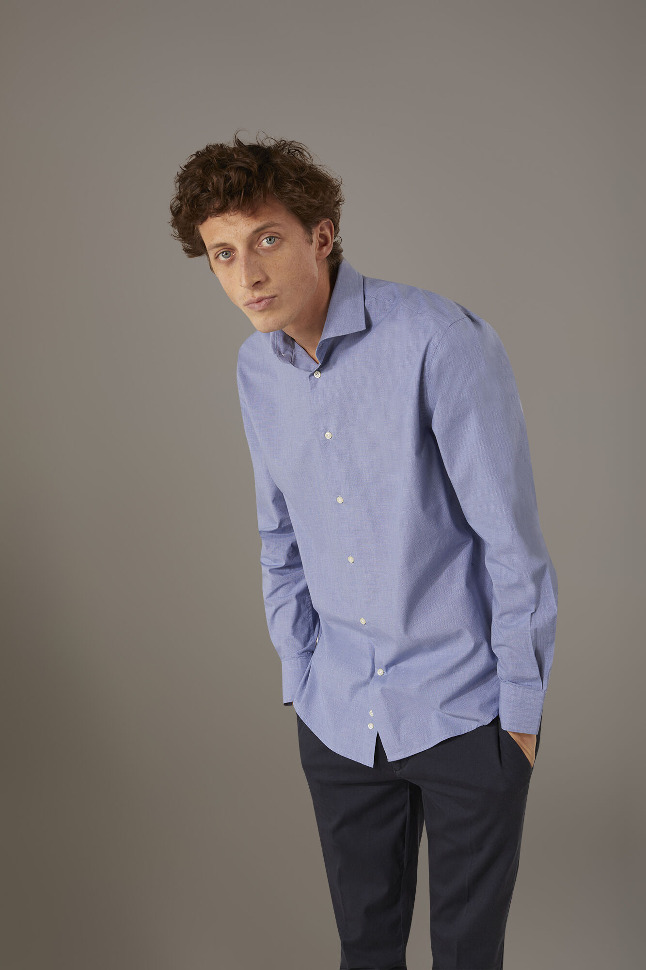 Camicia classica lavata con collo francese comfort fit tessuto tinto filo microfantasia