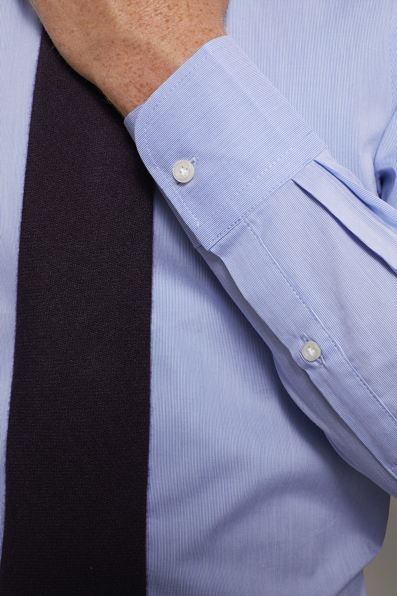 Camicia classica collo francese slim fit tessuto armaturato image number 2