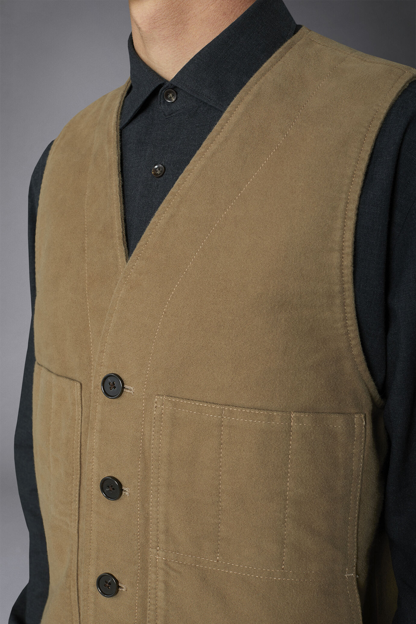 Gilet uomo monopetto casual con scollo a v tessuto fustagno tinta unita regular fit image number 2