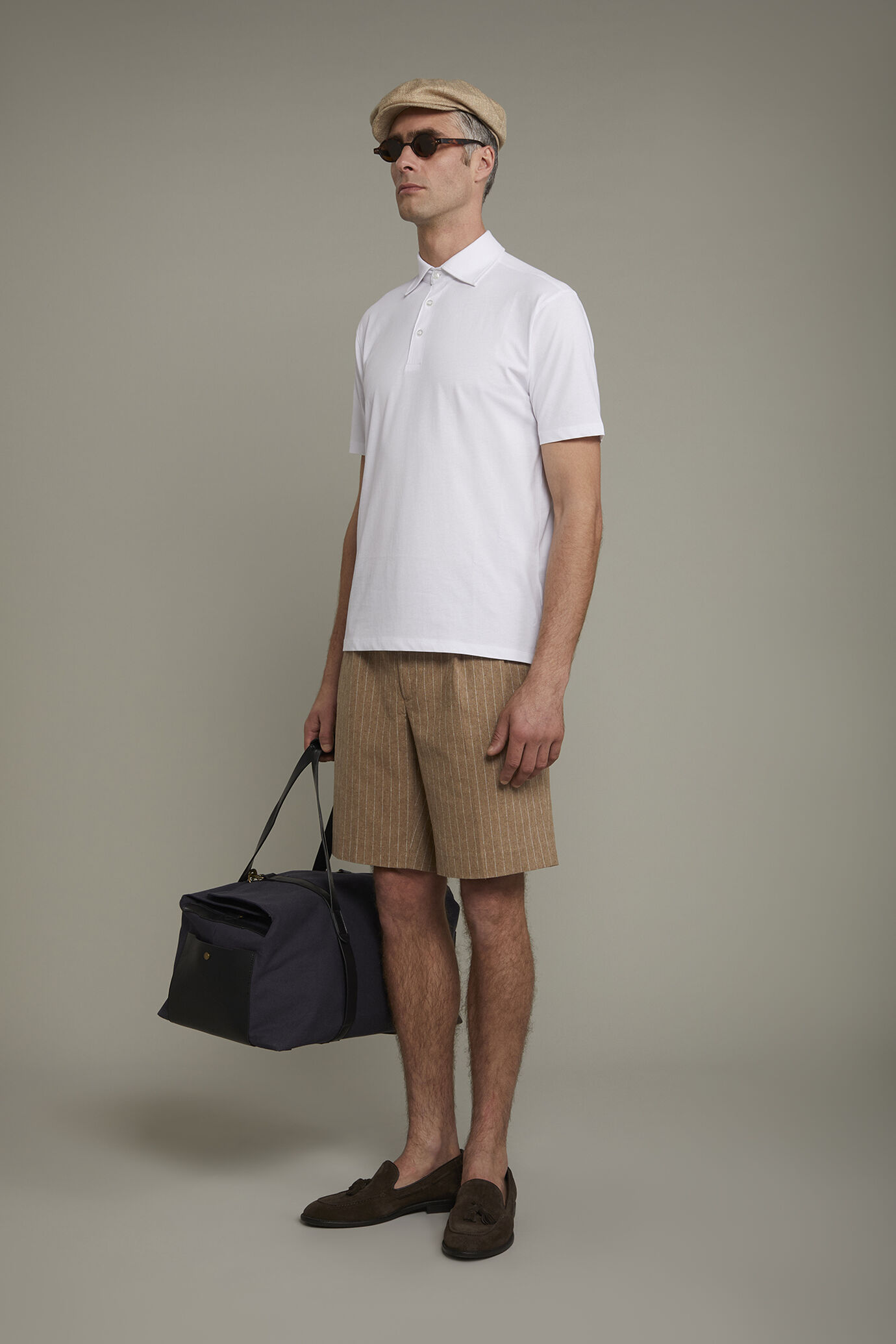 Bermuda homme &agrave; double pince en lin et coton avec motif &agrave; fines rayures coupe r&eacute;guli&egrave;re image number 1