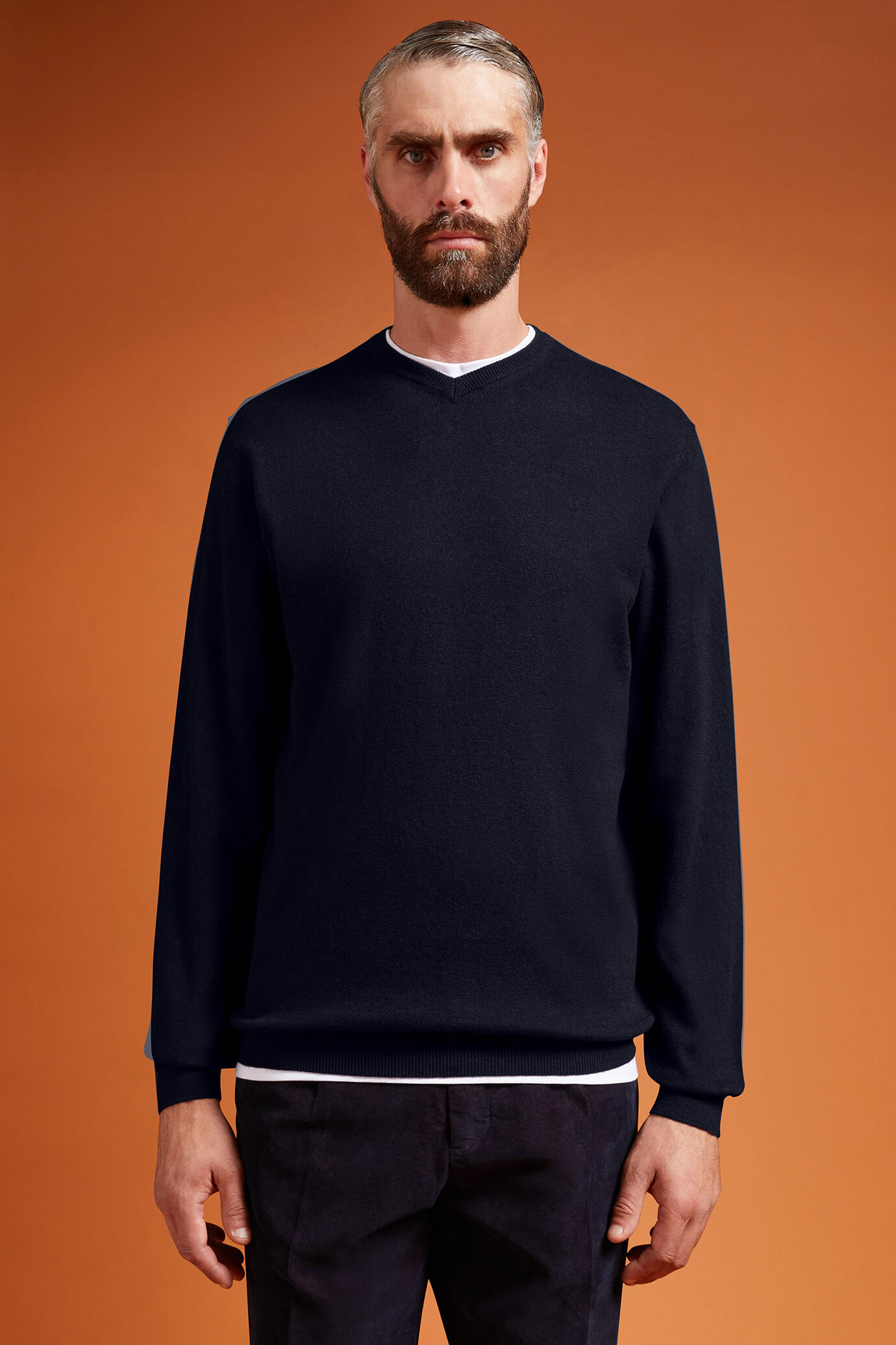 Pull homme, col en V, en laine et coton, coupe classique image number 0