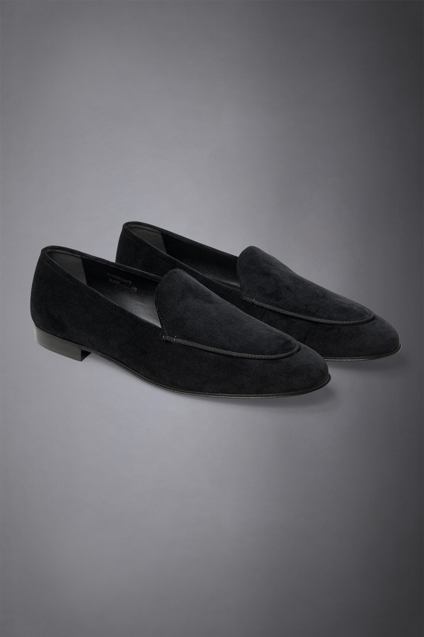 Classic velvet loafer with a thunit sole