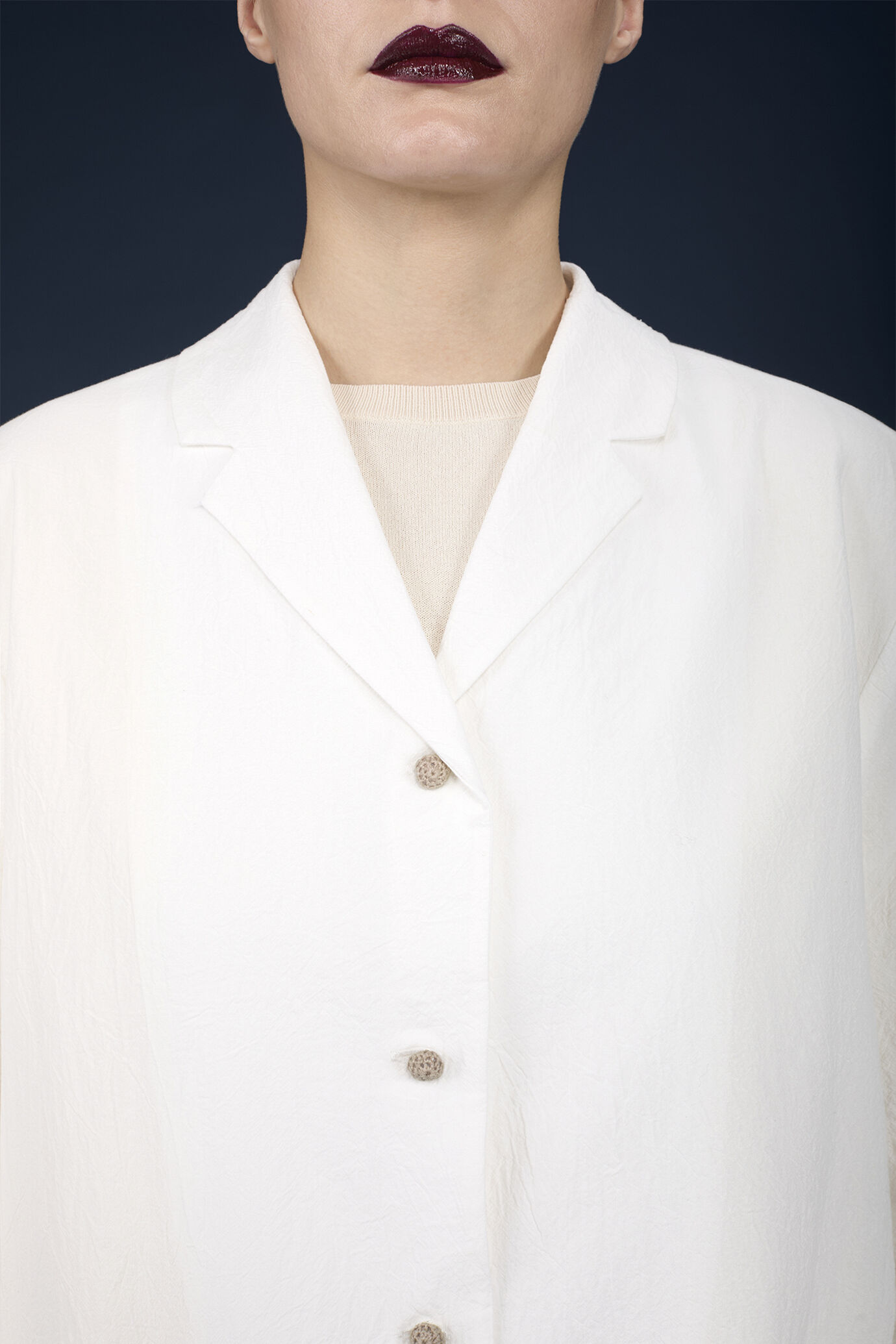 Veste femme à boutonnage simple en coton avec effet froissé et boutons en macramé image number 3