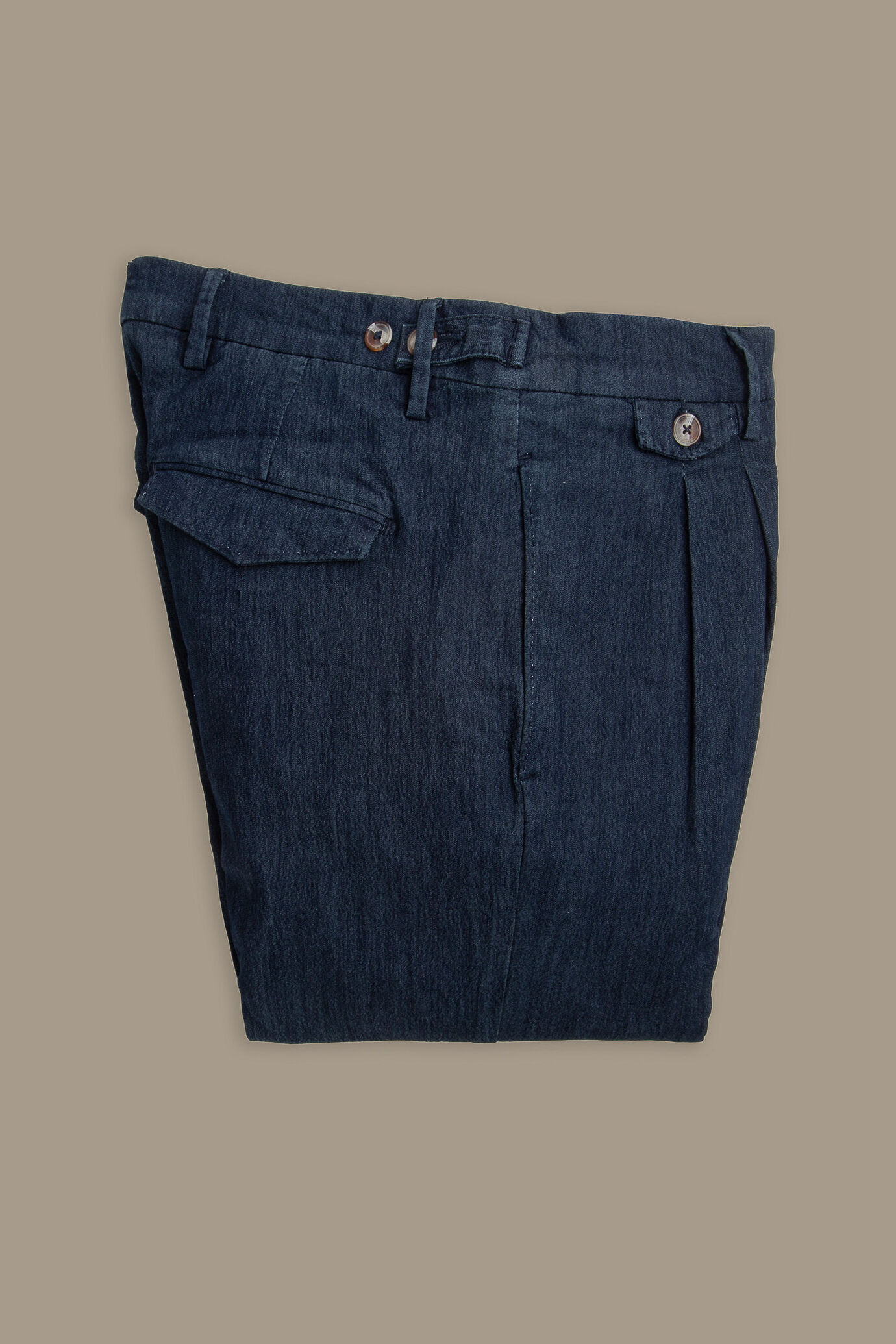 Pantalone uomo chino chambray in denim con doppia pinces e risvolto image number 0