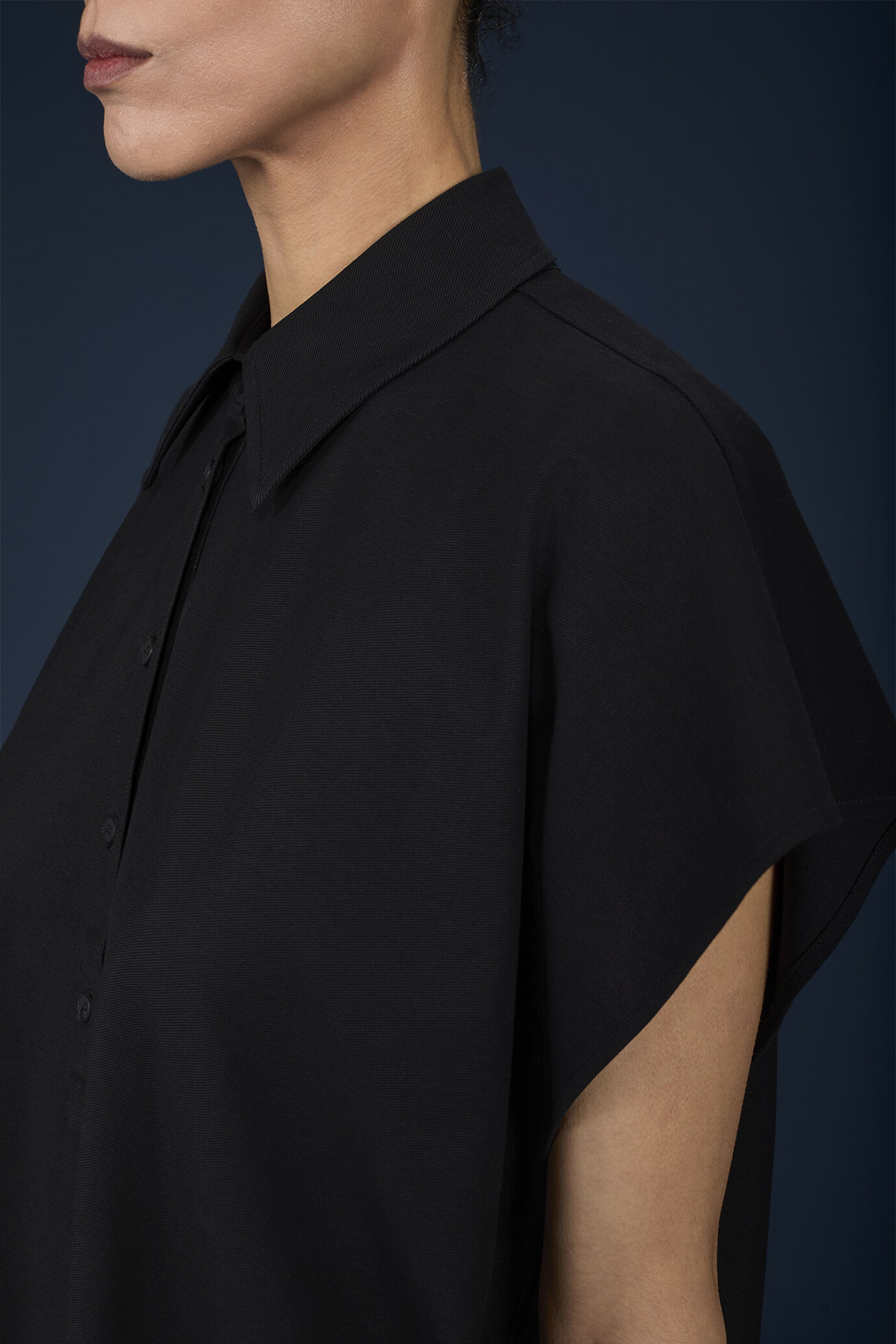 Abito donna con scollo polo oversized con spacchi laterali image number 3