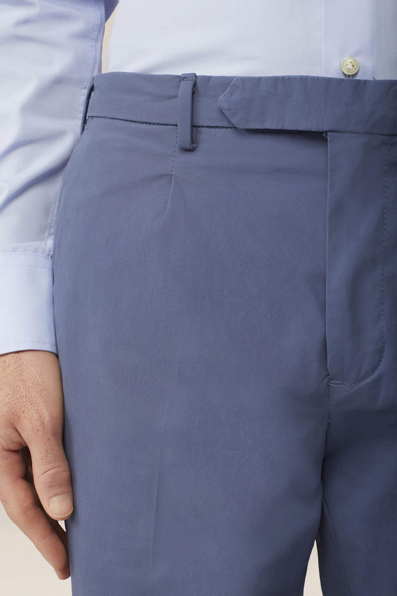 Pantalone uomo in cotone leggero con due piccole pinces e bottone nascosto image number 2
