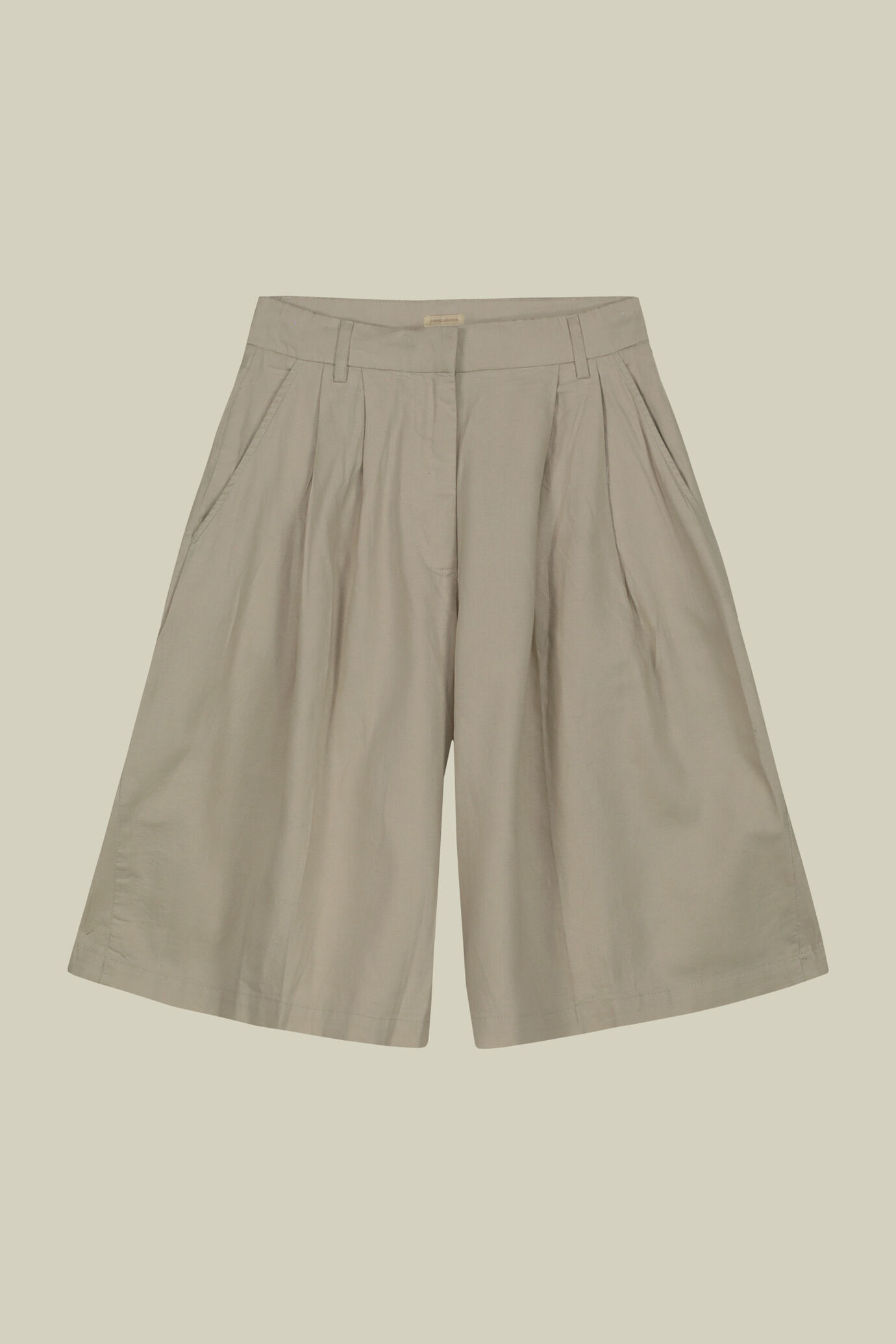 Lange Damen-Bermudashorts mit Abnähern image number 0