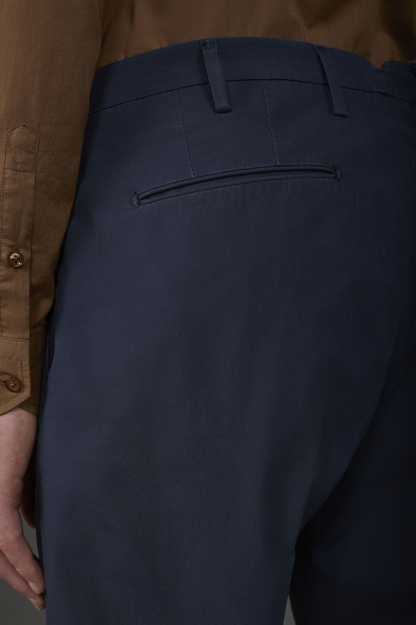 Men's trousers in light cotton with two small pleats and concealed button image number 3