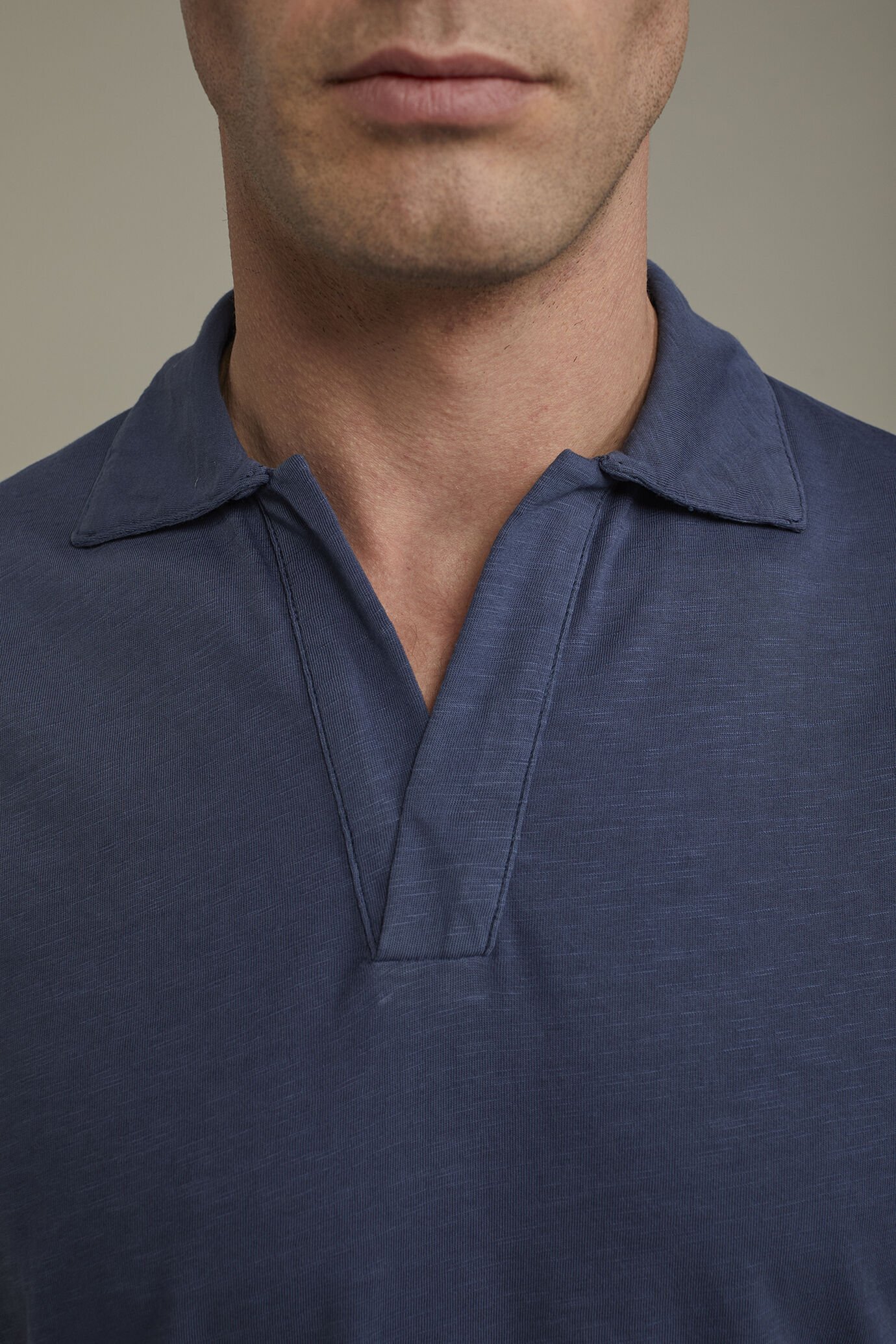 Men’s short sleeve button-less polo shirt with derby collar in pure cotton regular fit image number 3