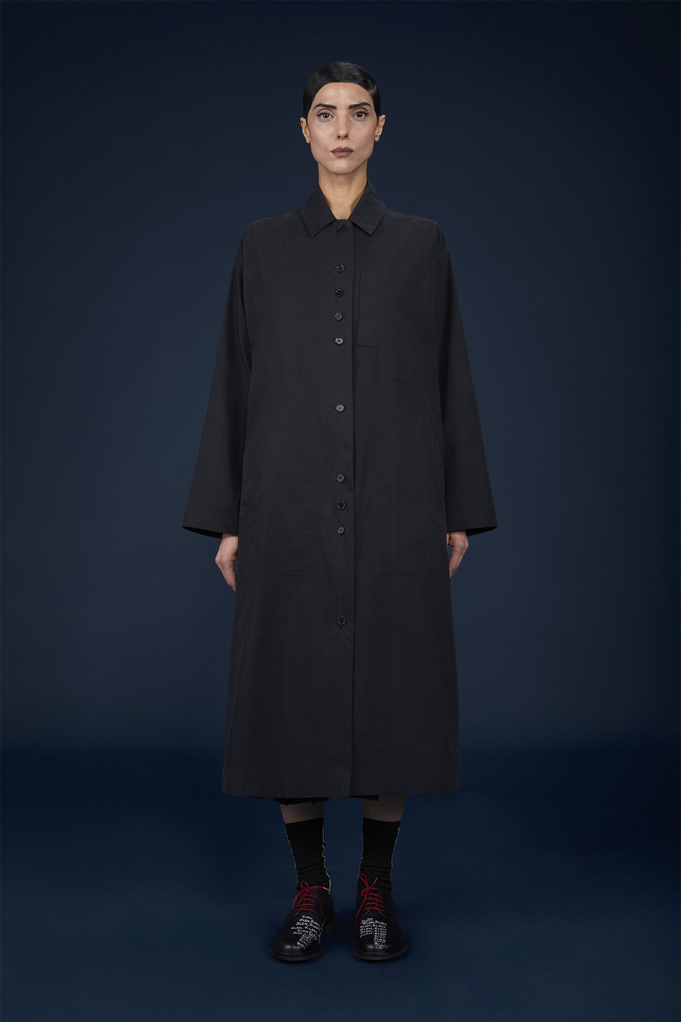Imperméable évasé pour femme avec fentes latérales fermées par des boutons image number 0