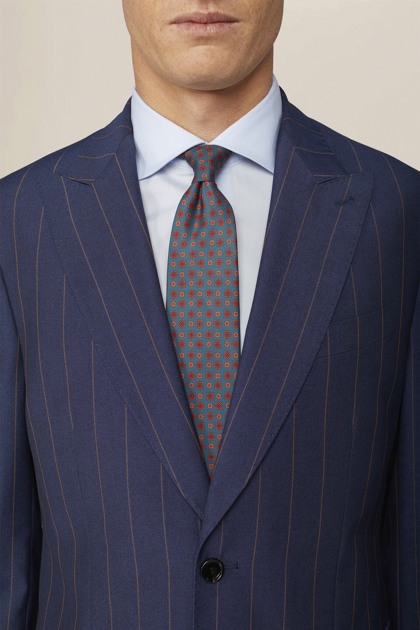 Abito uomo tessuto gessato con pantaloni doppia pince e giacca con collo a lancia image number 2