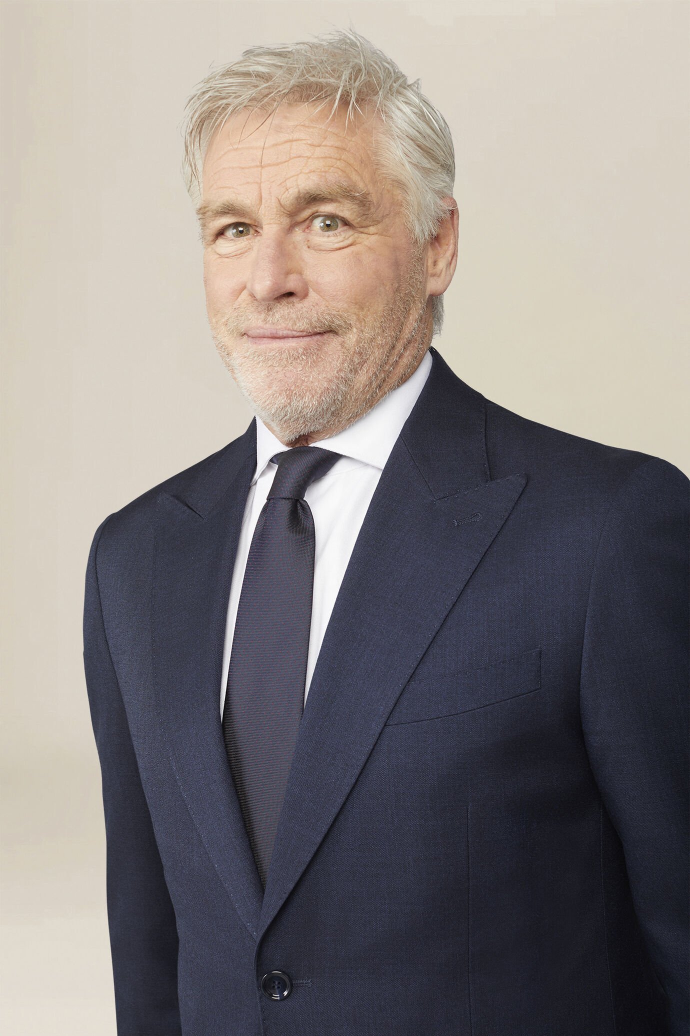 Costume homme simple boutonnage en tissu grisaille coupe classique image number 2