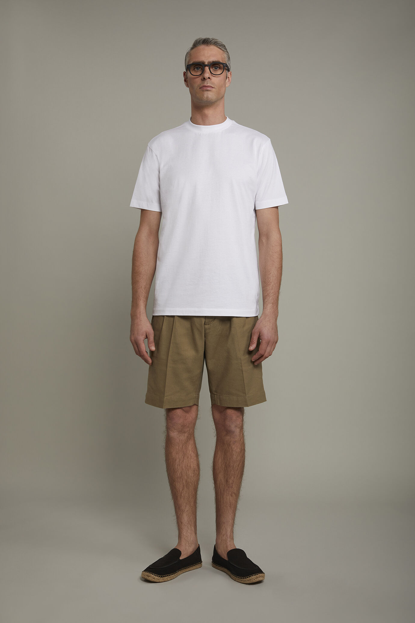 Men's Bermuda shorts with double pinces and laces on waist in linen-blend canvas fabric image number 2