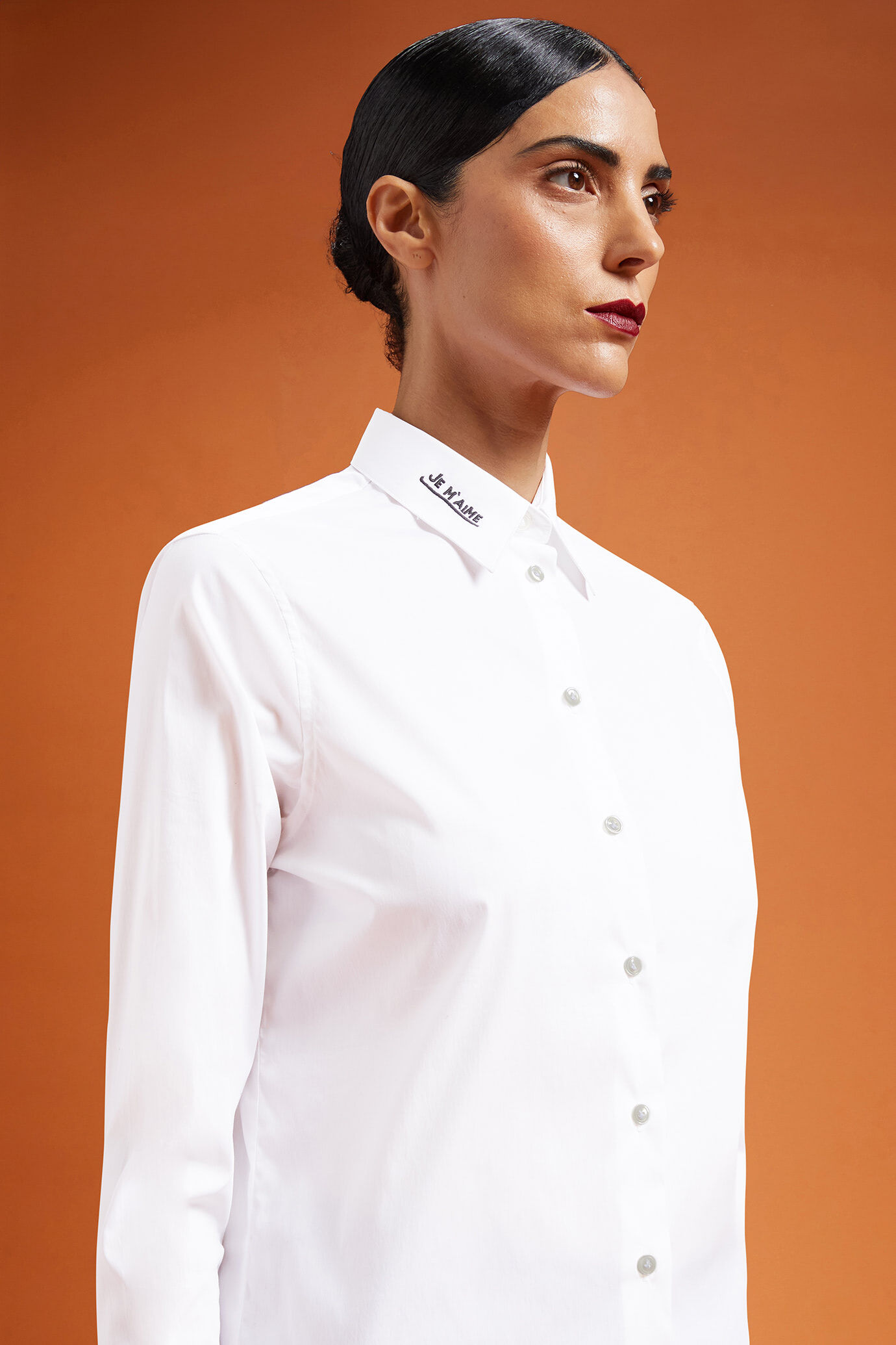 Einfarbiges Freizeithemd f&uuml;r Damen mit &ldquo;Je M'aime"-Stickerei in normaler Passform image number 4