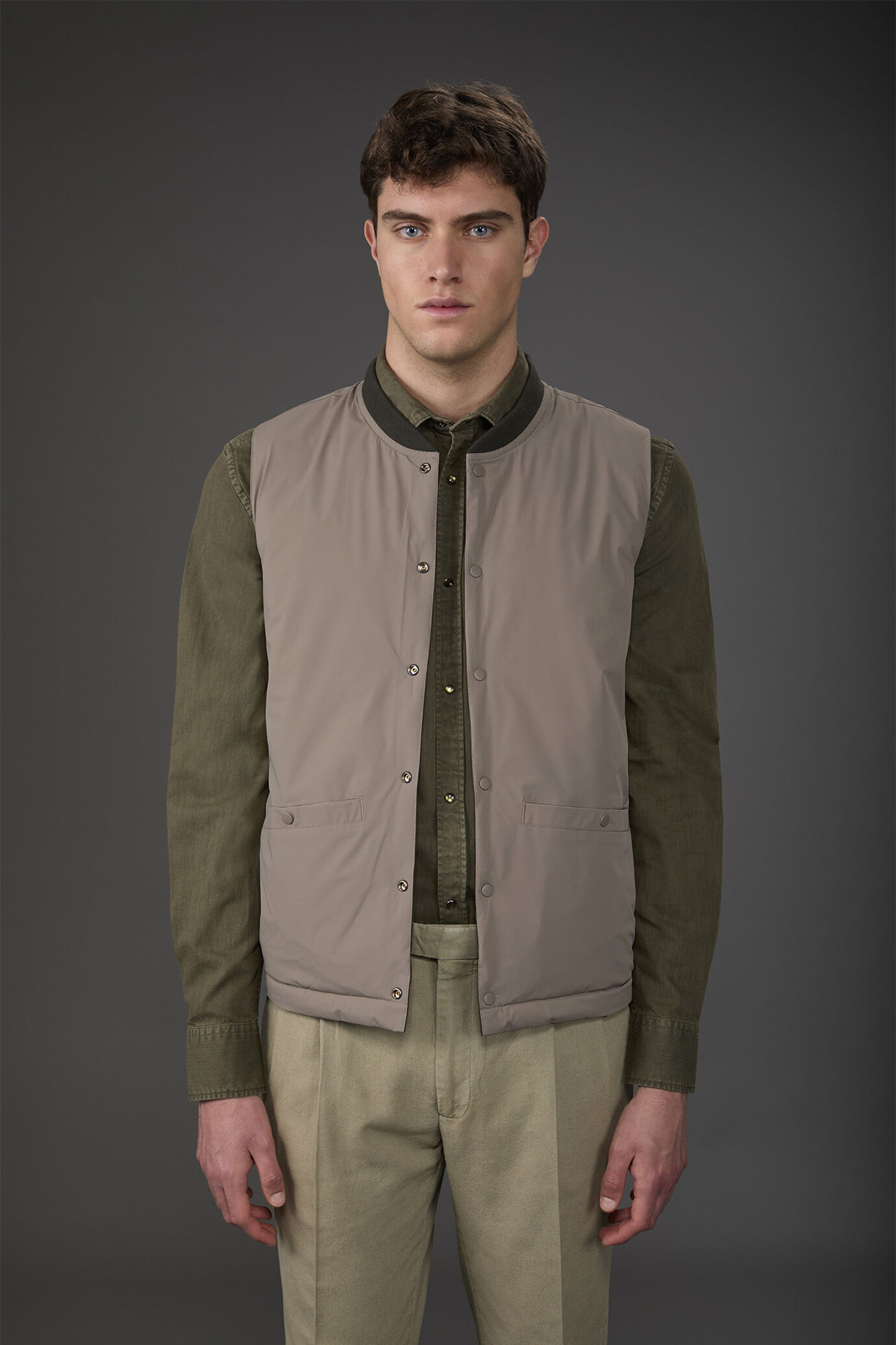 Men's reversible two-colour sleeveless vest with light padding image number 4