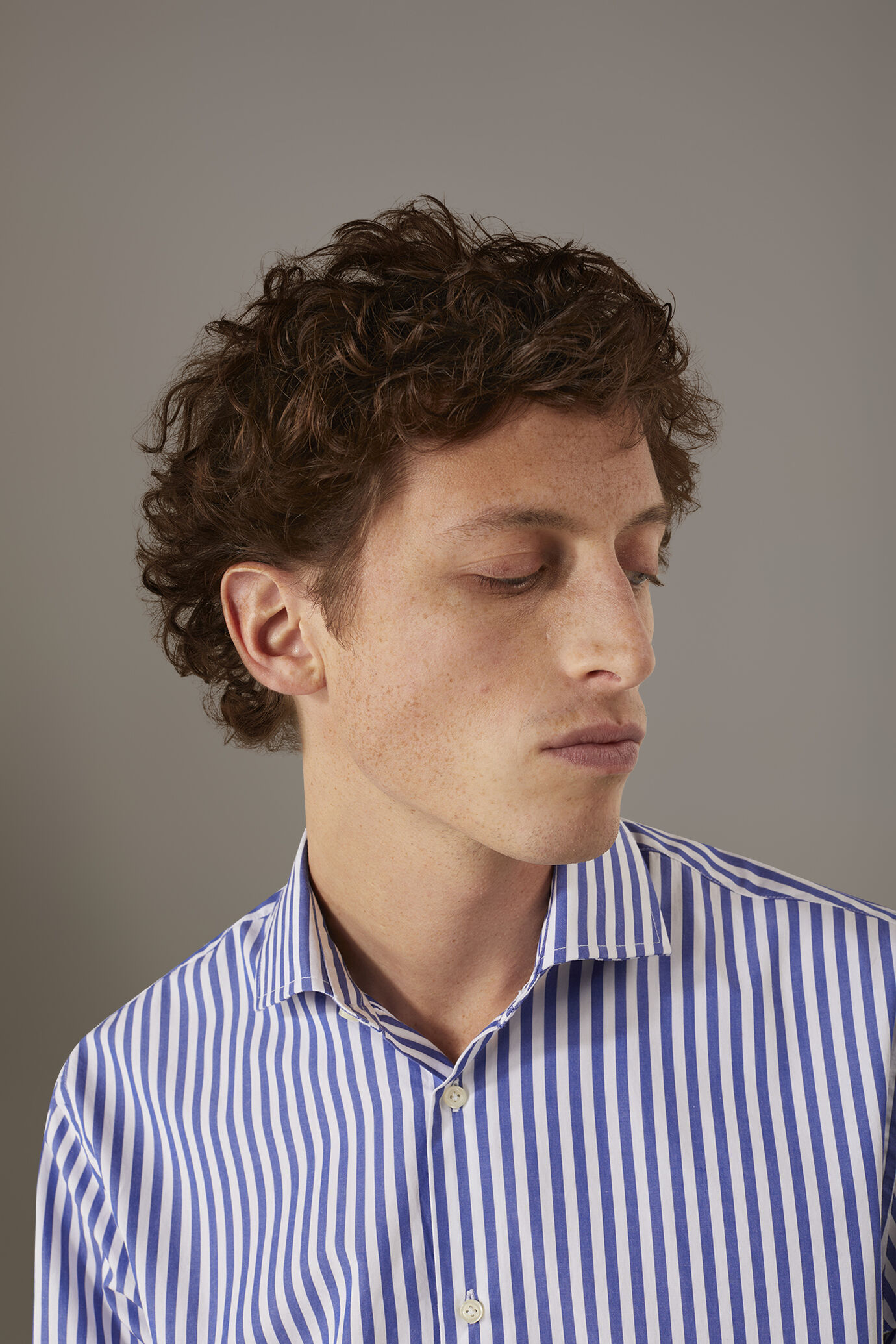 Camicia classica lavata con collo francese comfort fit tessuto tinto filo rigato image number 1