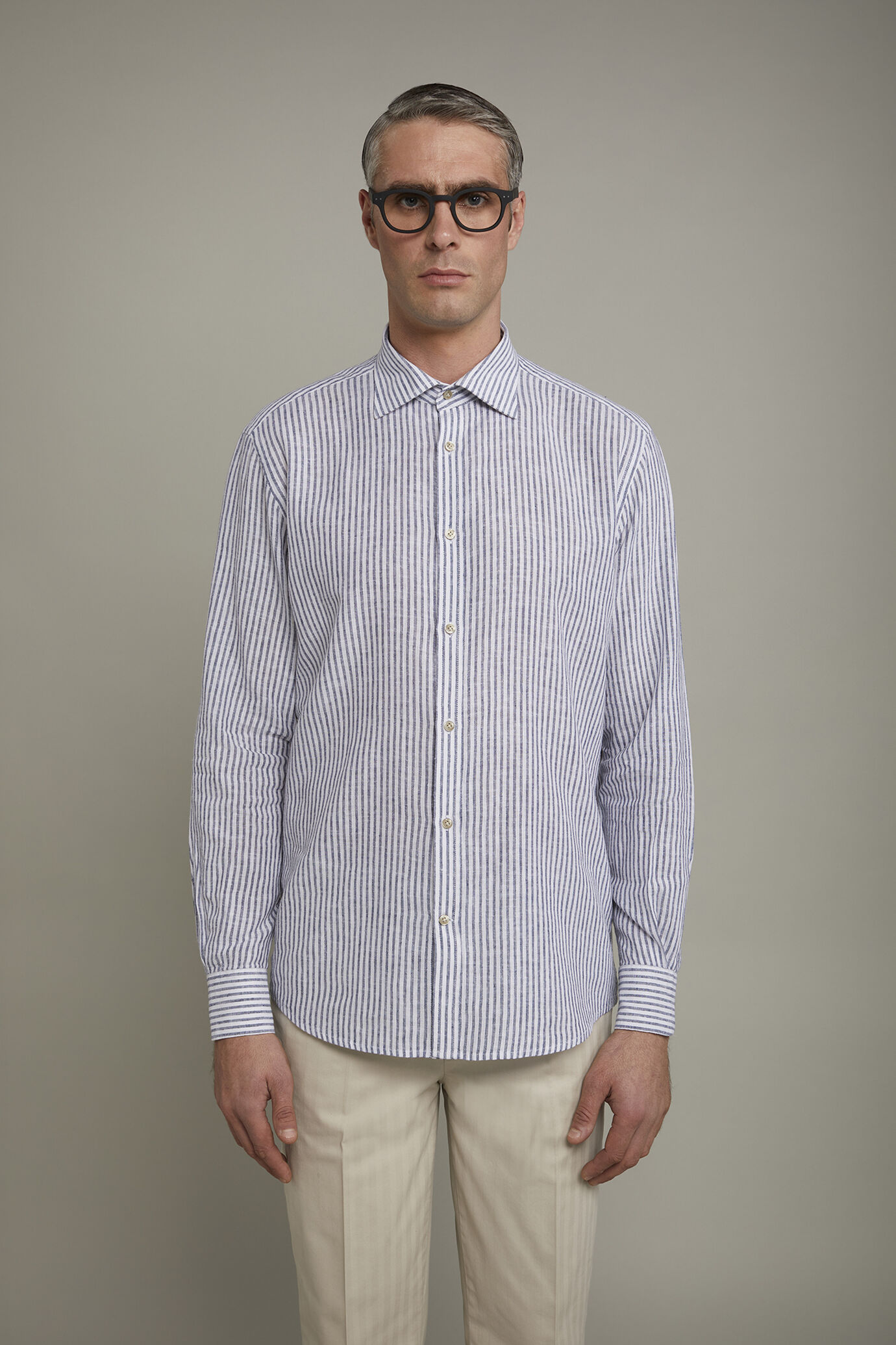 Chemise décontractée pour homme à col classique en lin et coton à rayures coupe confort image number 2