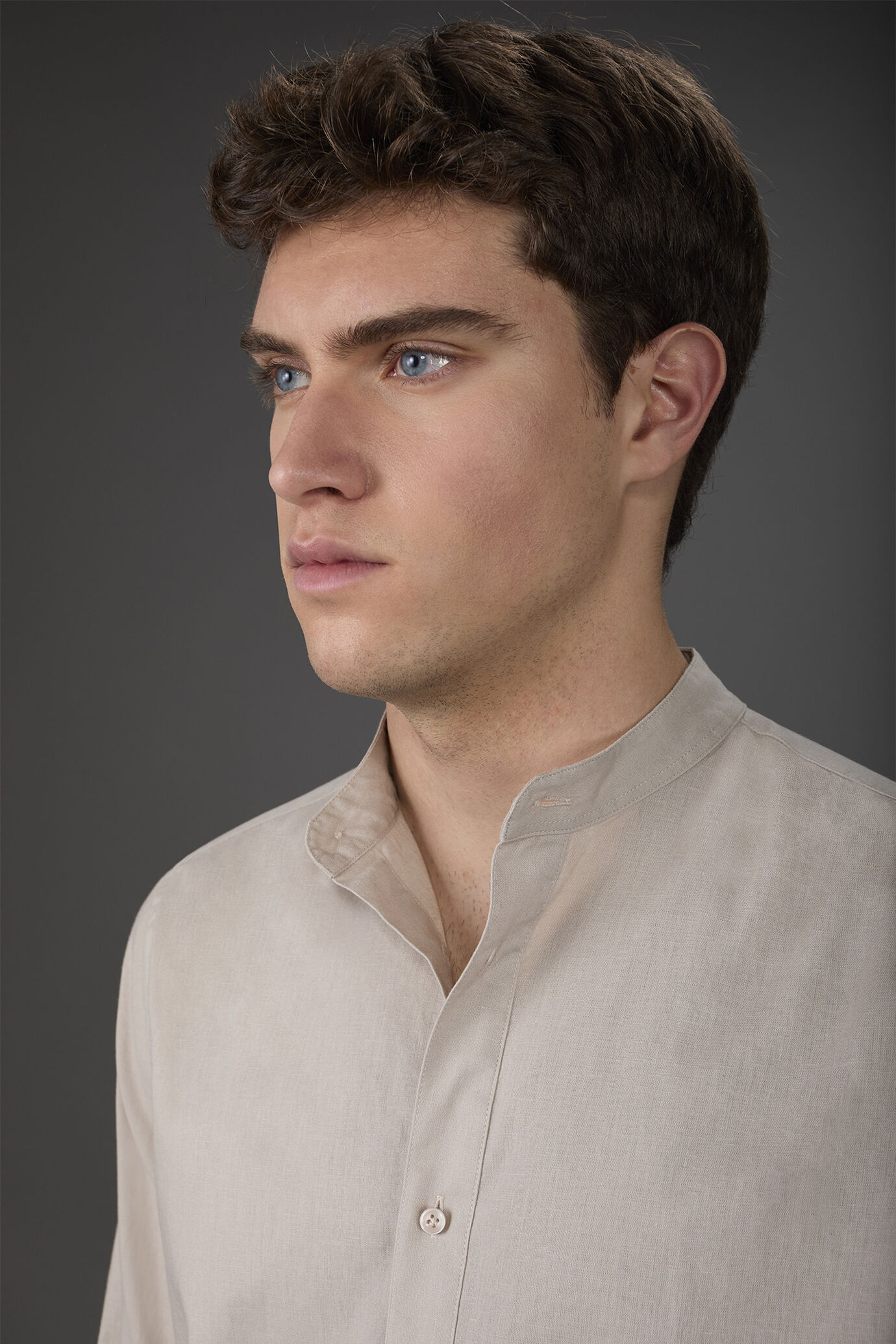 Casual men's shirt with mandarin collar and half button fastening, washed linen and cotton fabric image number 1