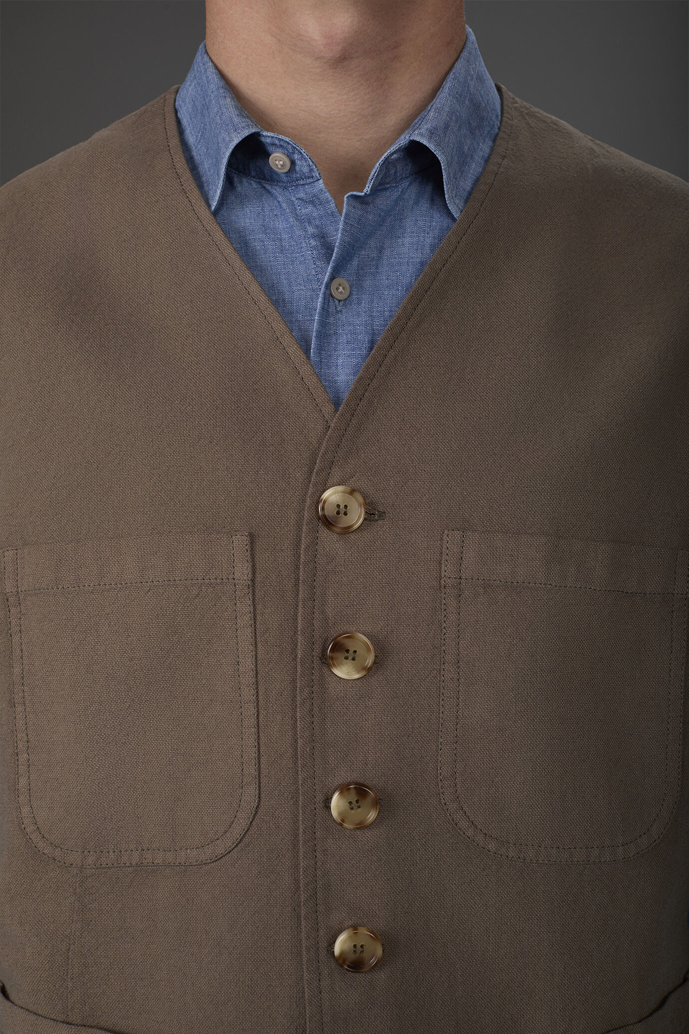 Men's vest with patch pockets and V-neck in linen and cotton blend image number 2